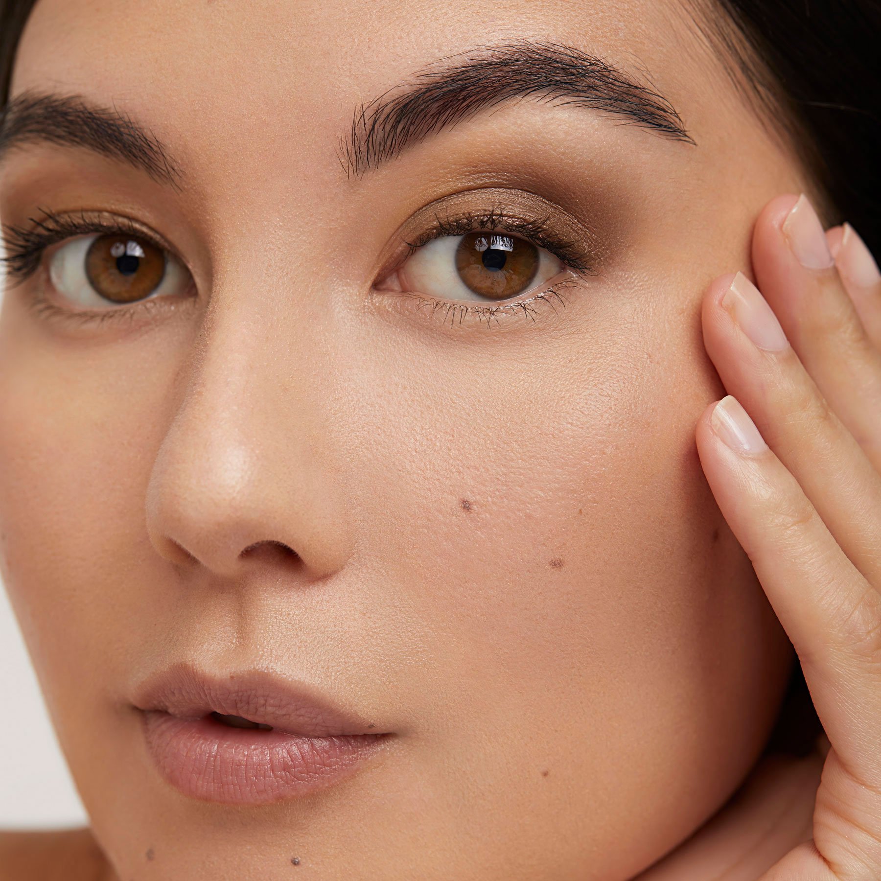 HEP-GLINT-EYESHADOW-MODEL.jpg
