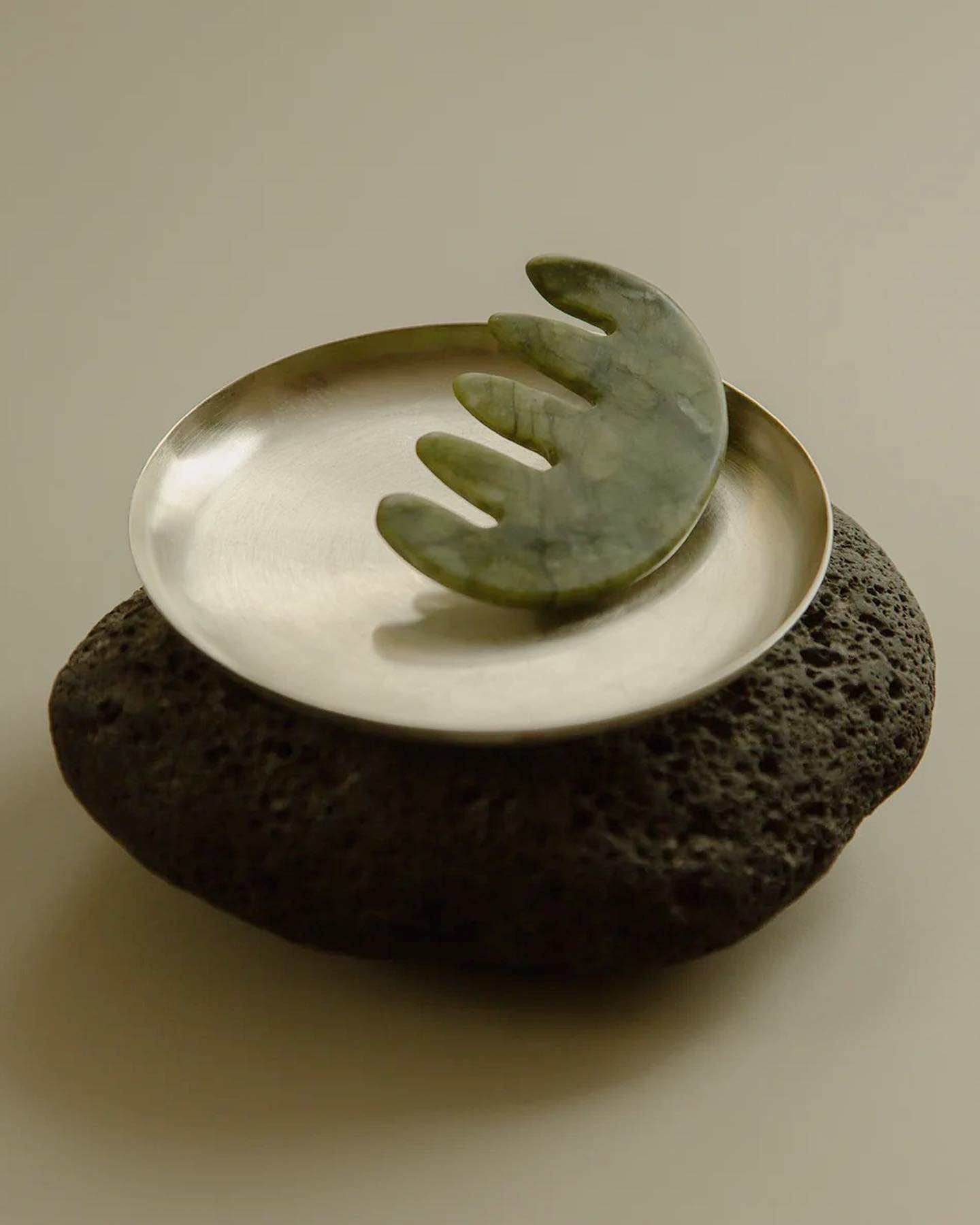 New Hinu in Studio 💚🤍

Genuine Xiu Yan Jade Scalp Stimulator, designed to enhance blood circulation &amp; target acupressure points on the scalp. This stimulation facilitates heightened circulation of both blood &amp; qi energy, essential elements 