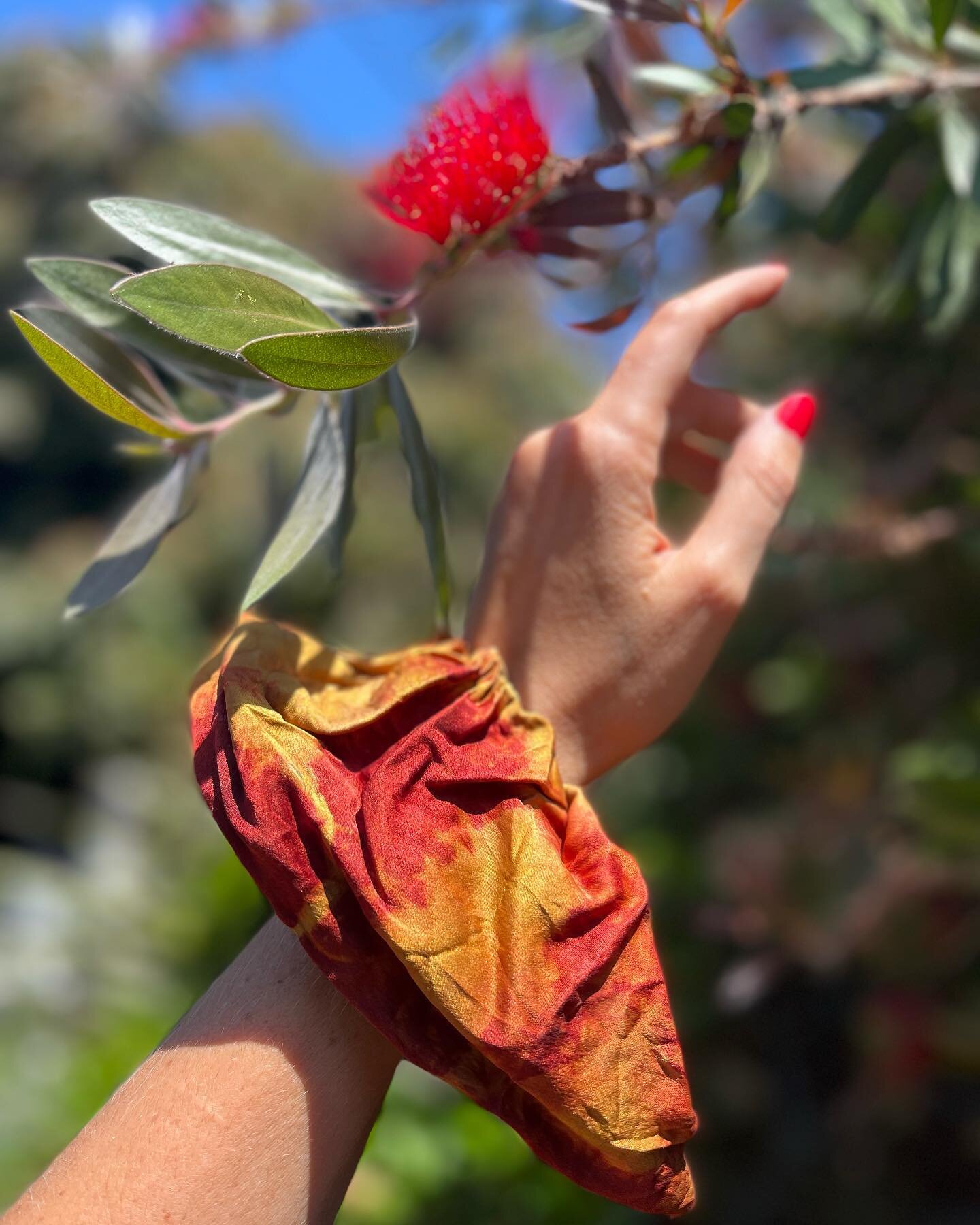 Scrunchie Porn🥭🐍
Marigold Watercolor, Terracotta, Marigold on Raw Silk, White Watercolor on Hemp Silk, and Terracotta on Raw Silk 🎉🎉🎉