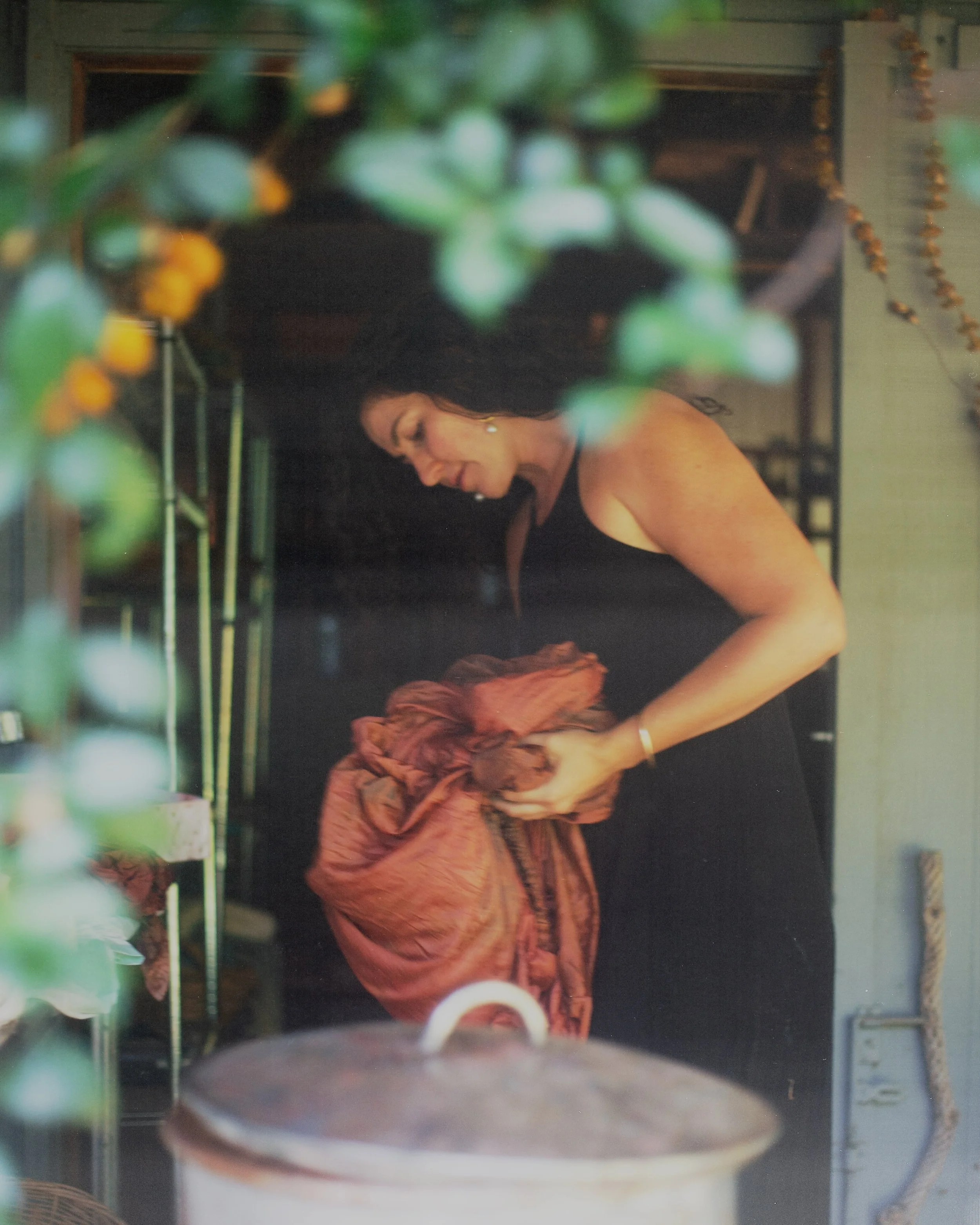 Thank you so much to @kalyjarain for coming out early on a hot summer morning to capture these studio moments. I&rsquo;m so grateful that I get to work in a covered outside space in my garden with my dogs 🥹 
When I first began dying I had an uncover