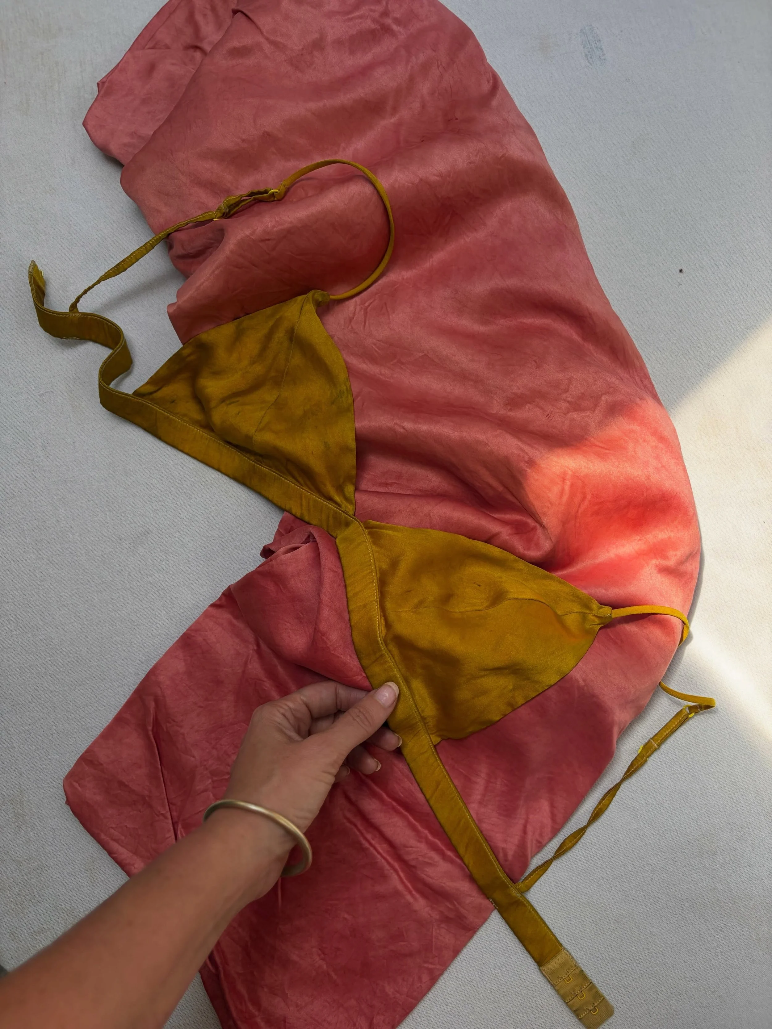 I have a few special pieces available in stories today 😊
Twin silk fitted Blush sheet and medium Golden Olive bra, King Moss silk pillowcase &amp; Sea Foam Eye masks, ocean blues snow dyed Sil&eacute; cloth, Silk Fitted Crib Sheet in Abalone, and so
