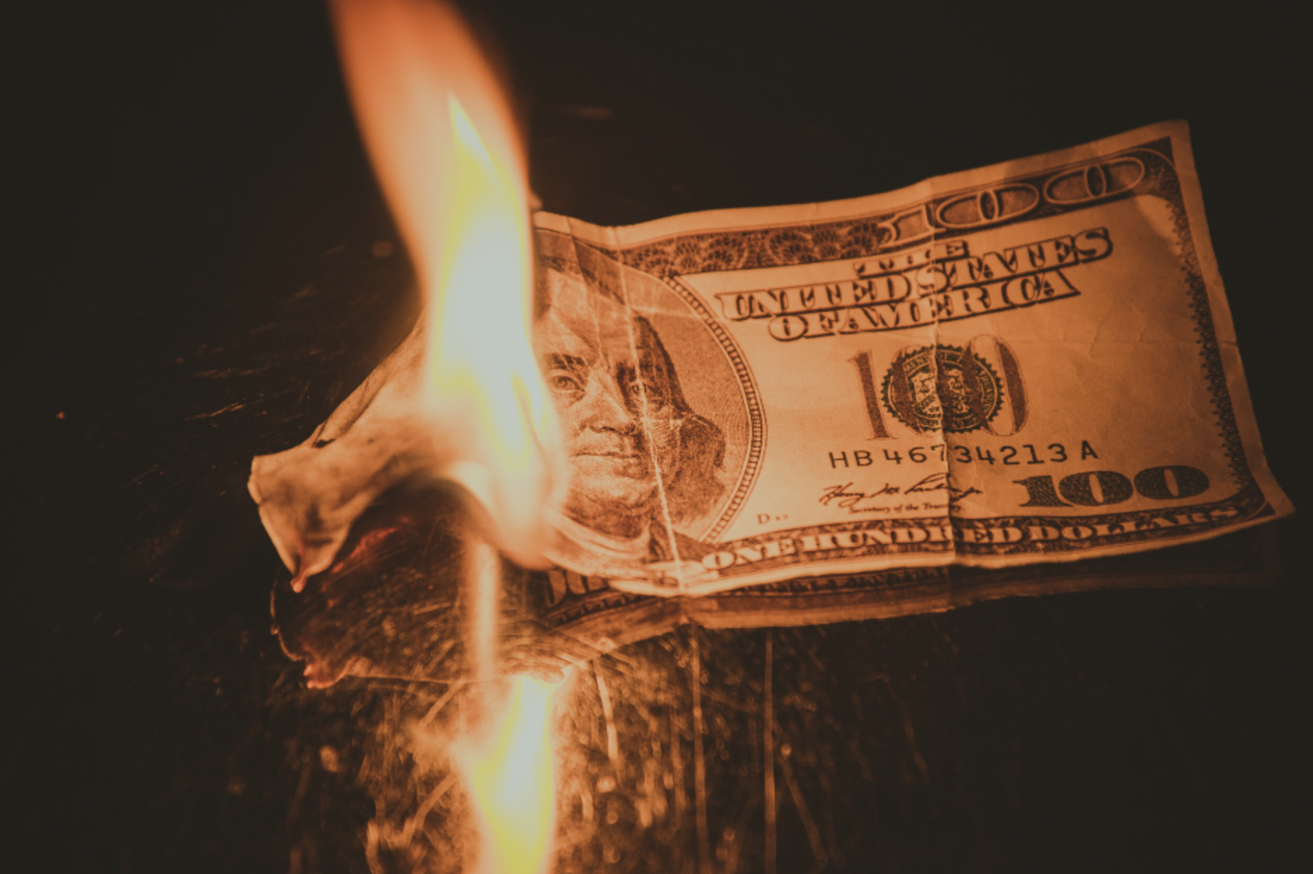 Сжигание денег. Сжигает деньги. Деньги сгорают. Сжечь купюру.