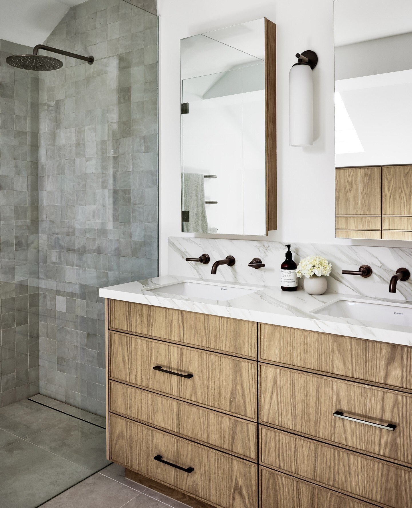 This crowned oak vanity is everything! A big yes from the team at Janz Designs. ⁠
⁠
Design @march_twice_interiors⁠
Build @built.by.dezign⁠
Joinery @janzdesigns⁠
Photography @ryanlphoto