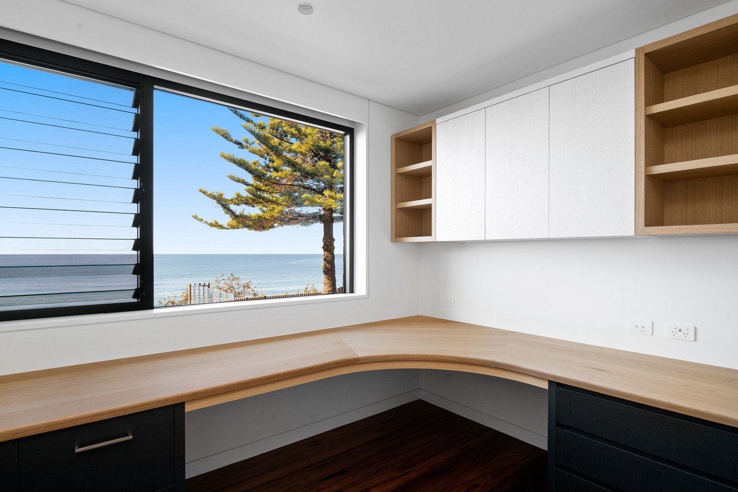 Our team handcrafted a solid American Oak benchtop for this idyllic study on Mona Vale Beach. ⁠
⁠
Joinery @janzdesigns⁠
Architecture &amp; Design @jamesdesoyres⁠
Build @rwstidwillconstructions ⁠
Photography @nuance_au