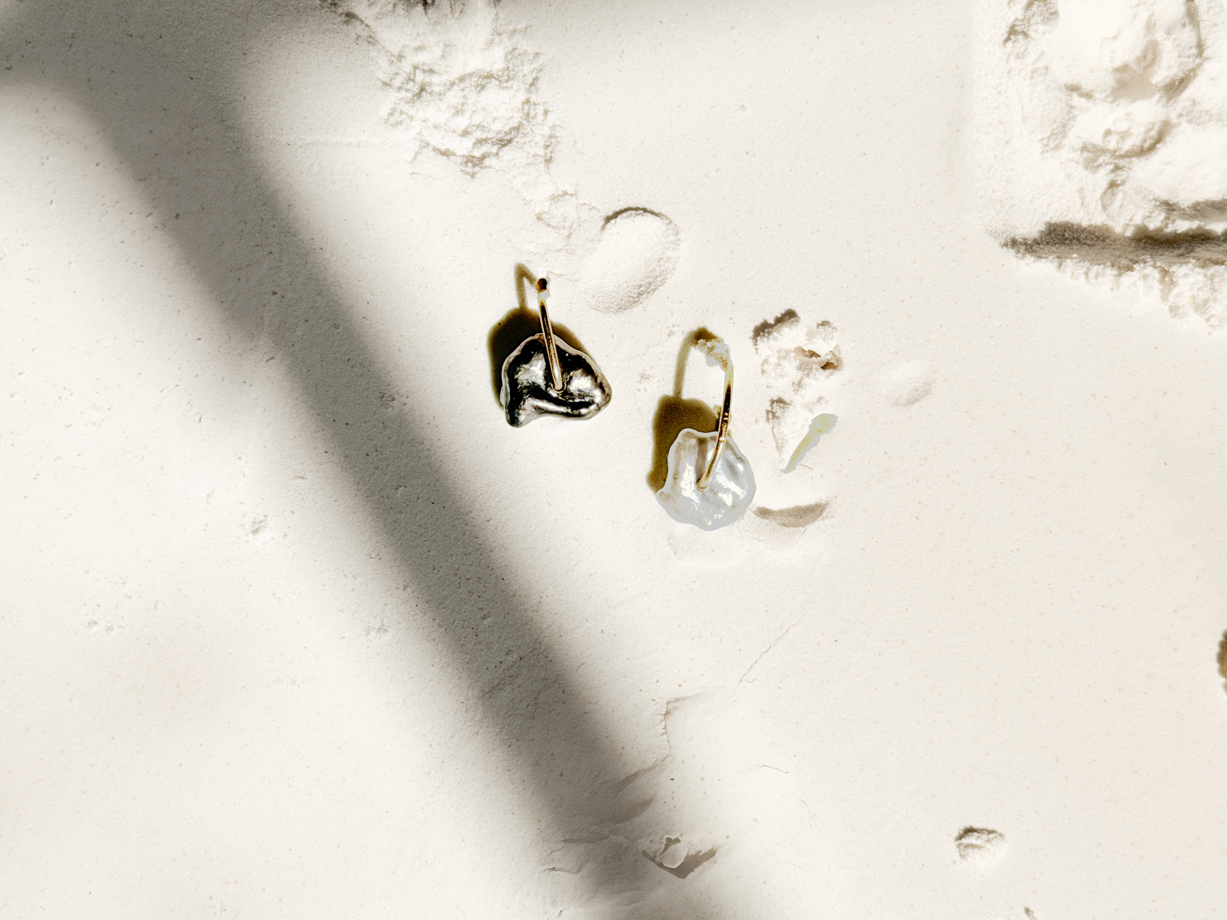 OS_Keshi Pearl Disc Earrings 01.png