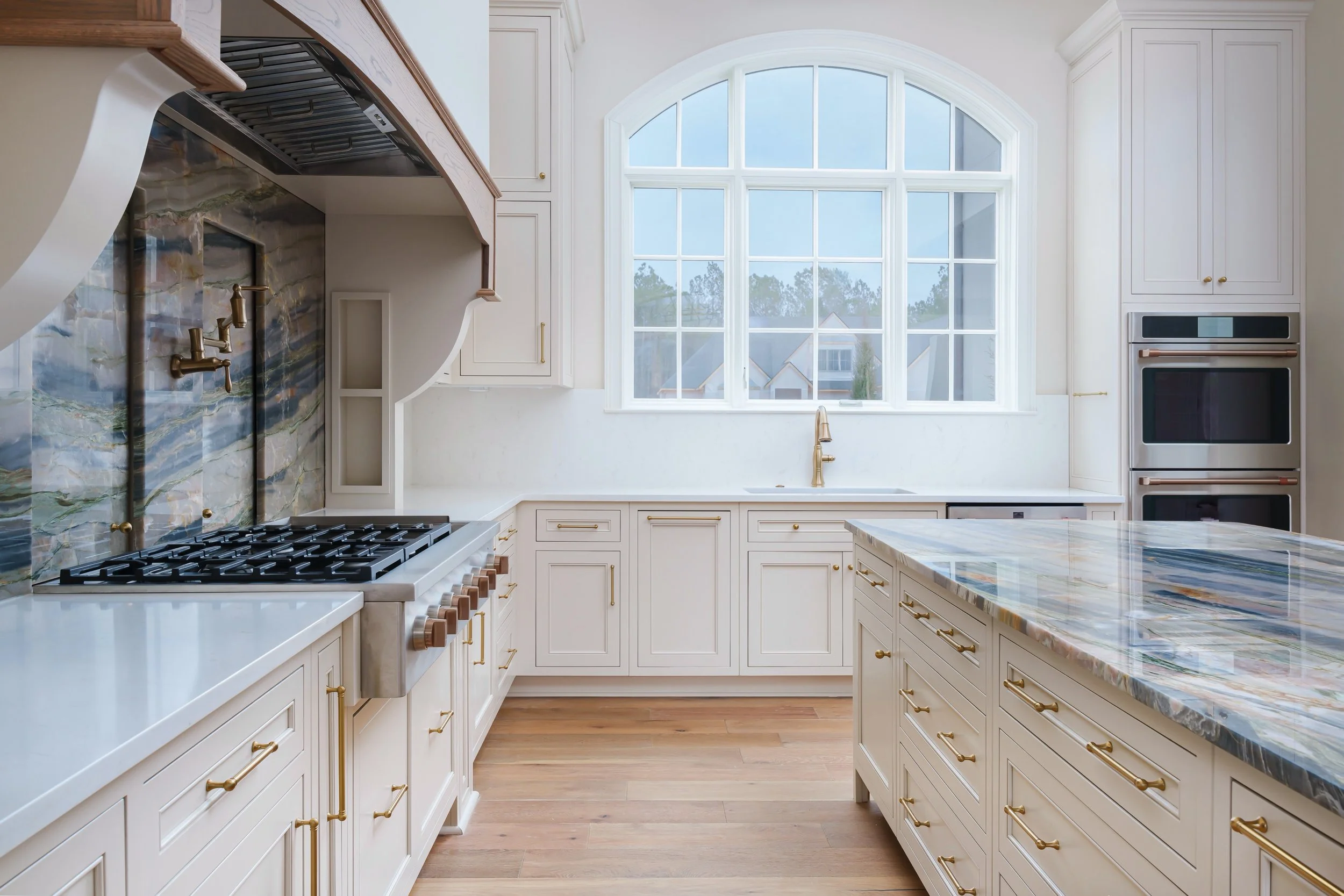 Designed to make an impression.

Beautiful homes are built in the details&mdash;and this is one of our favorites.
 
Custom built by: @michaelallenhomes 
Designed by: @steward.design.studio 
Photography by: @dustinadamsphoto 

#kitcheninspiration #new