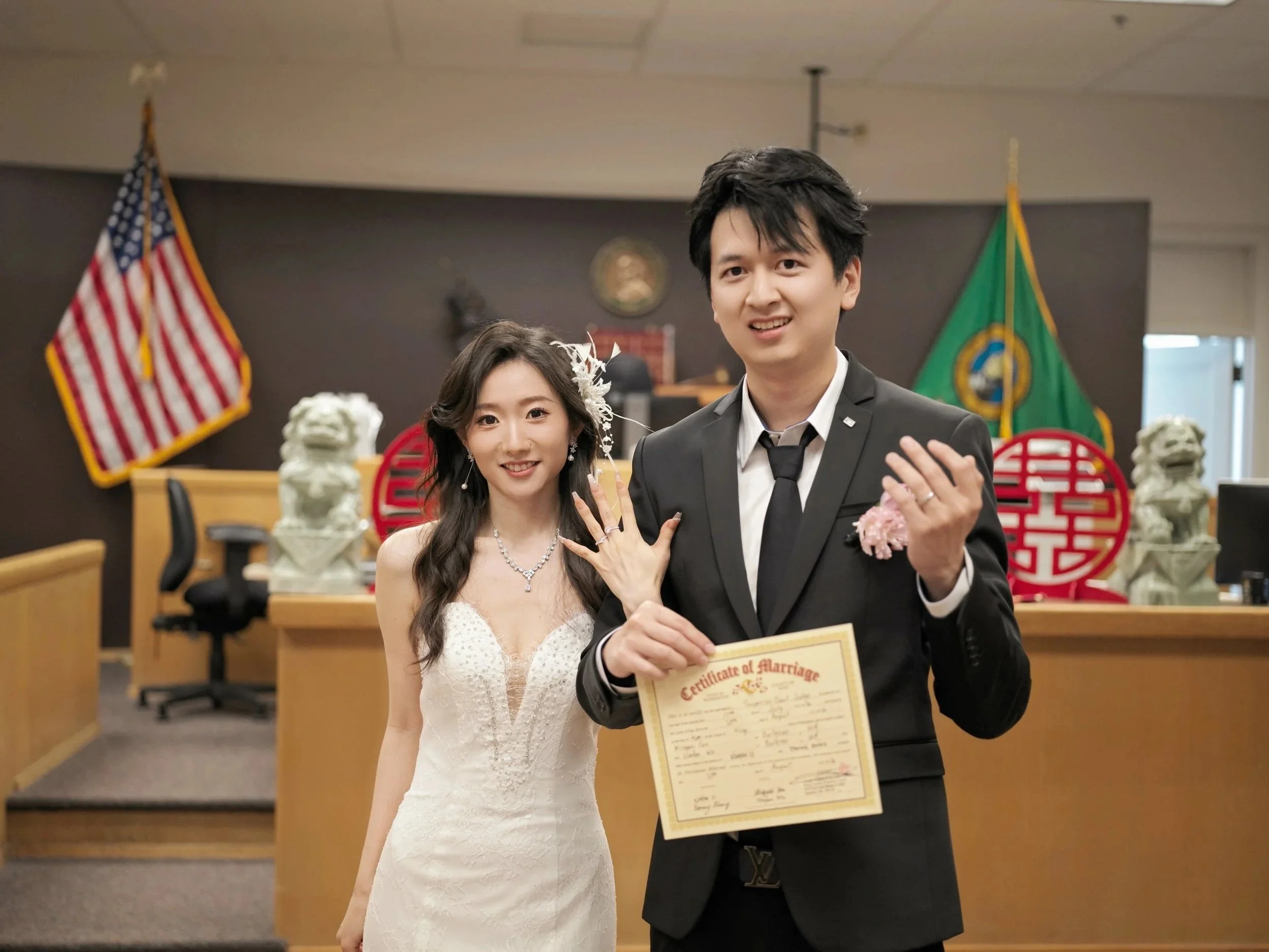 Haofan & Vivian Witness the Certificate