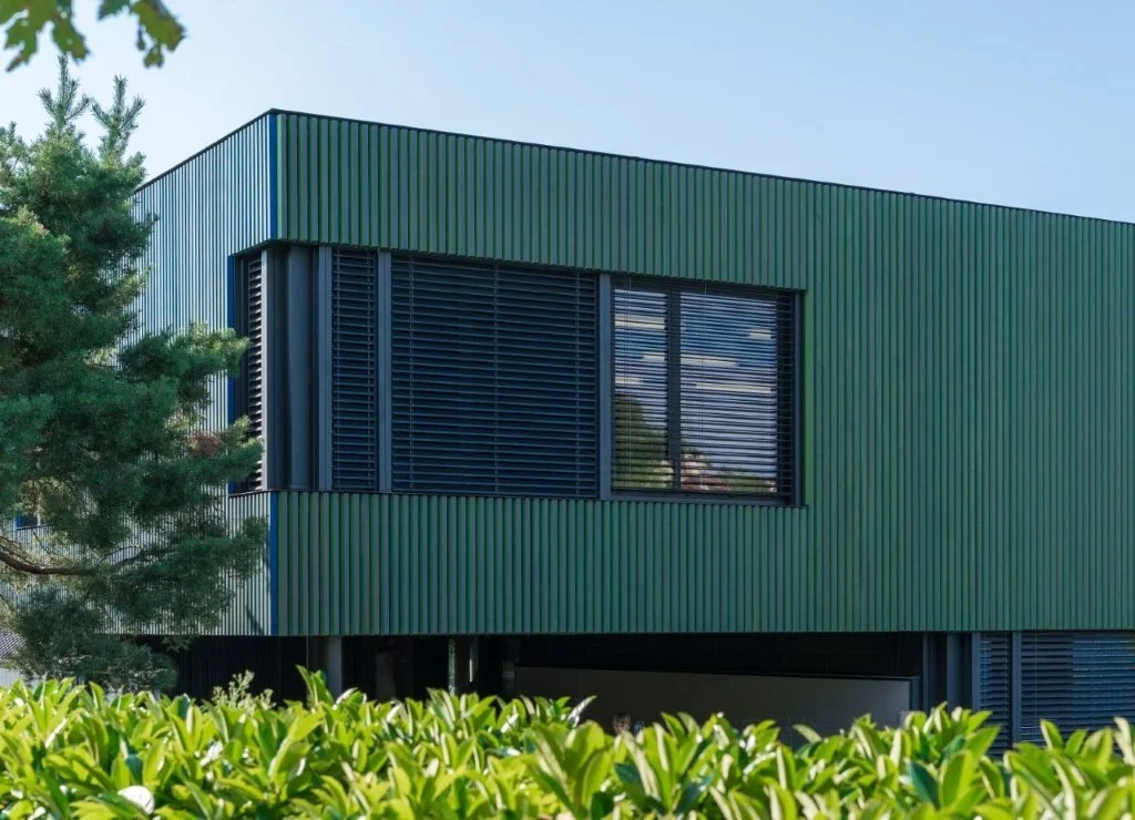 Bardage bois en trapèze bicolor
Fenêtres en aluminium thermo poudré