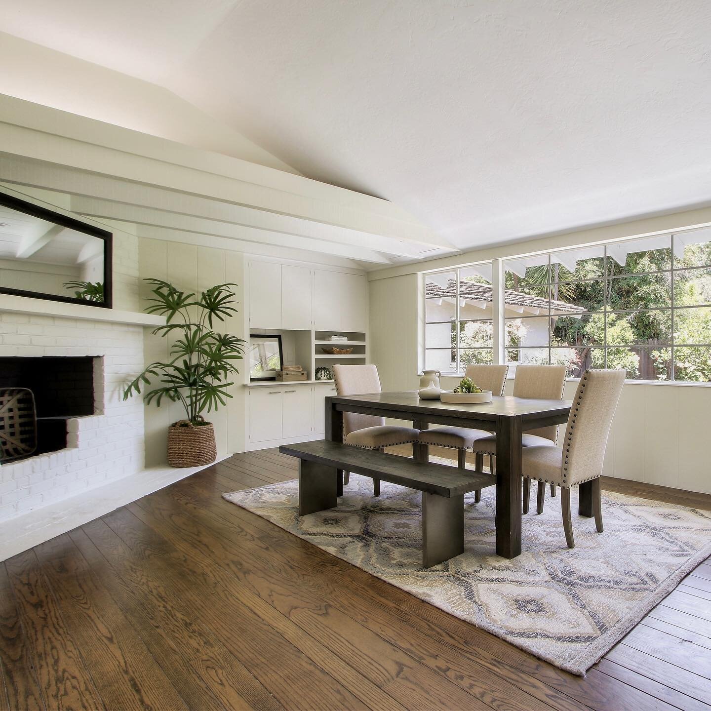 Sold 📍Palo Alto

We #PropertyNerds love this Historic Spanish/California Mission style architectural details throughout the home. Dramatic family/dining room combination features corner brick fireplace, open beamed/cathedral ceiling and large pictur
