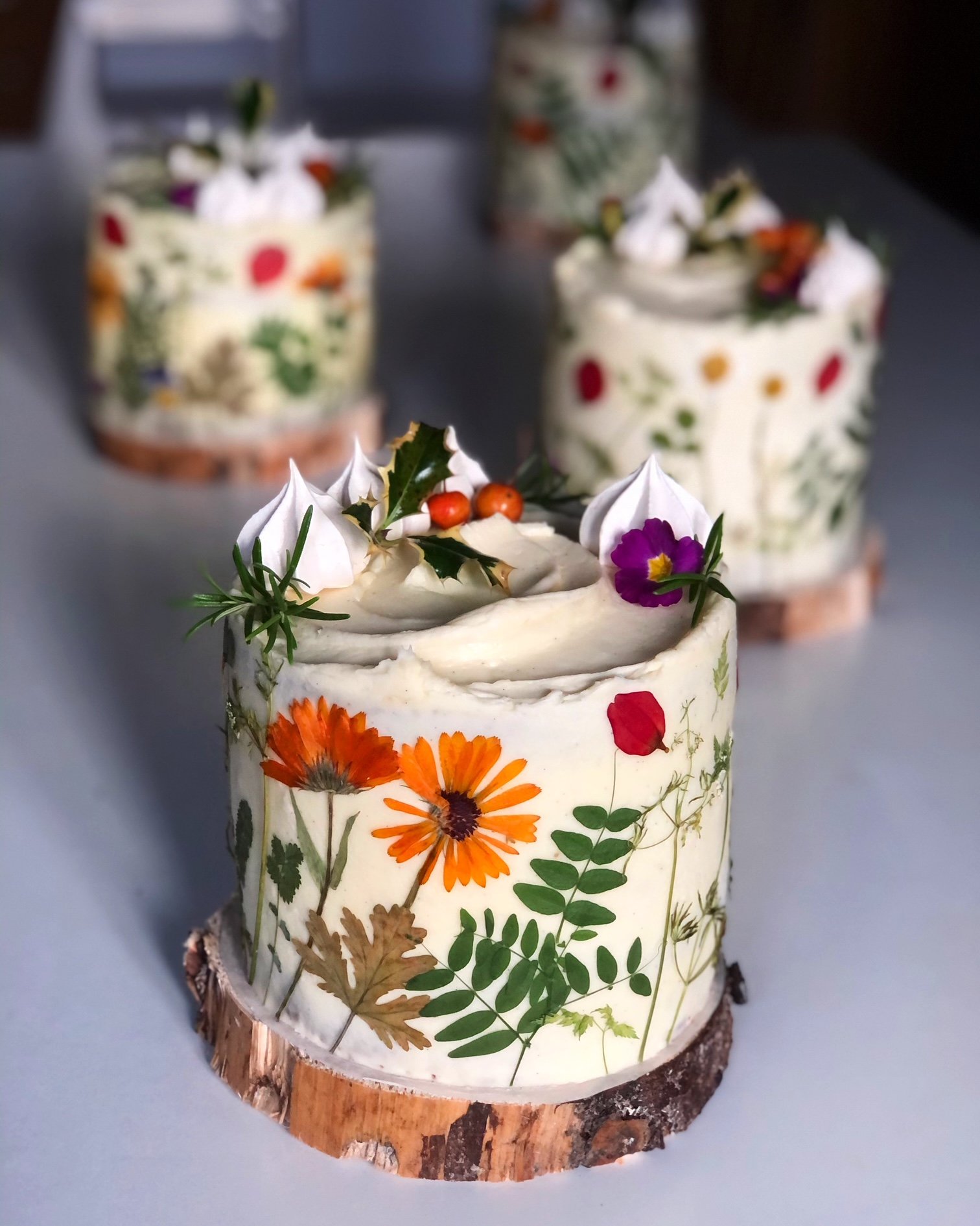 10 Edible Flower Wedding Cakes { Pressed Flower Cake Ideas 2021 }