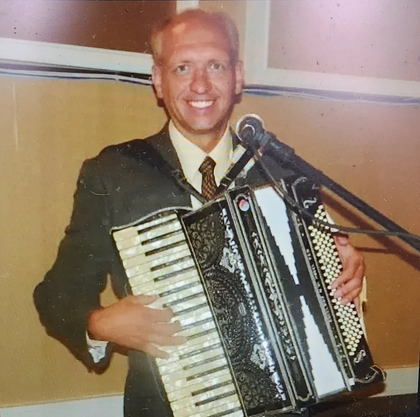 Live Music: Mike Wojtila