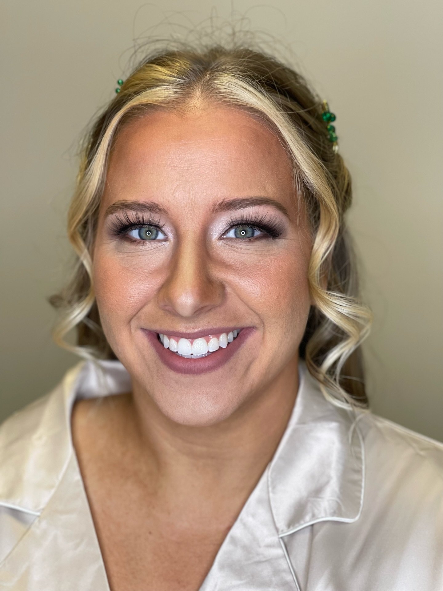 A more bright &amp; airy style to compliment an emerald &amp; black theme ✨🖤

@themichiganbeautician 

#michiganmakeupartist #michiganbridal #michiganmua #metrodetroitmua #livoniamua