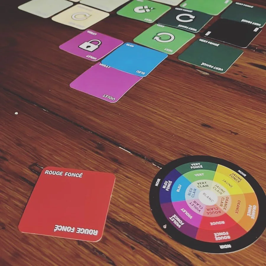 Partie de #chromalejeu &agrave; l&rsquo;ap&eacute;ro 🤩☀️#chromathegame #colors #couleurs #jds #jeuxdesociete #jeudesociet&eacute; #boardgames #cardgame