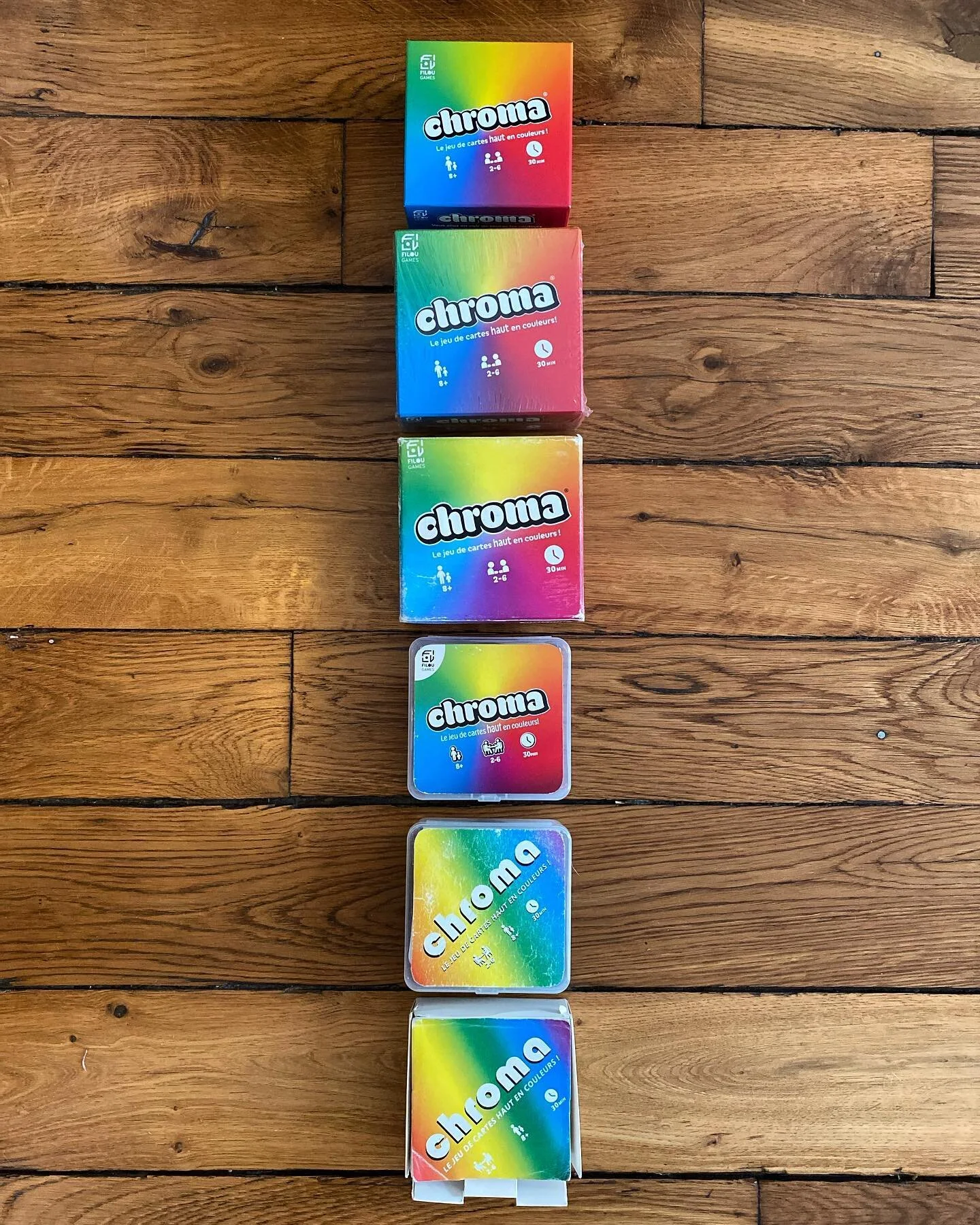 Grand m&eacute;nage aujourd&rsquo;hui 🧹j&rsquo;ai retrouv&eacute; quelques prototypes de #chromalejeu durant les 2 derni&egrave;res ann&eacute;es ! On en a fait du chemin 🤩 petite pens&eacute;e aux playtesters des premi&egrave;res versions 😂 #chro