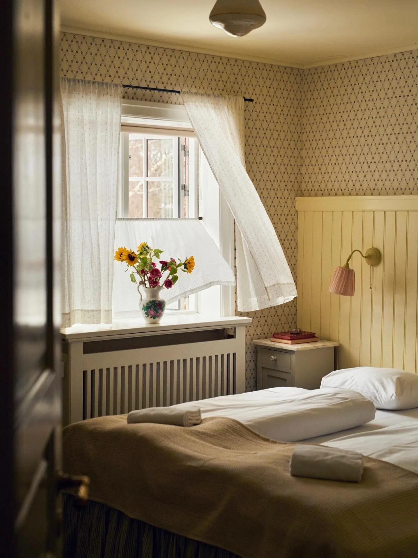 P&aring;sken n&aelig;rmer sig og vi har stadig ledige v&aelig;relser 🌼
Vi h&aring;ber at se jer her for et par afslappende dage i dejlige Tisvilde. 

Vores restaurant holder ogs&aring; &aring;bent i p&aring;sken, og vi tager imod bordreservationer p