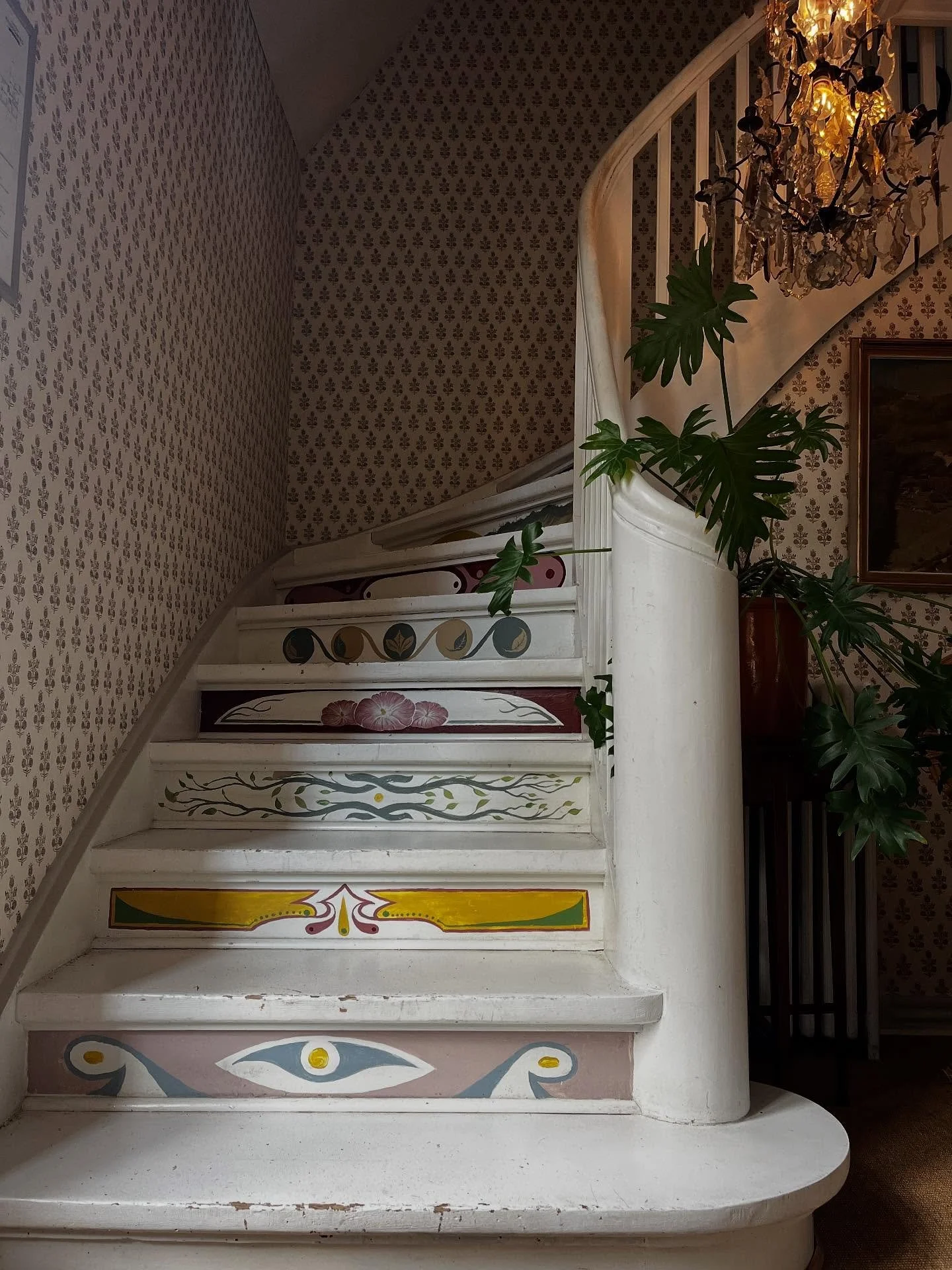 En h&aring;ndmalet trappe. 
Et maleri og et lys i en lampesk&aelig;rm. 
Sm&aring; &oslash;jeblikke af sk&oslash;nhed.