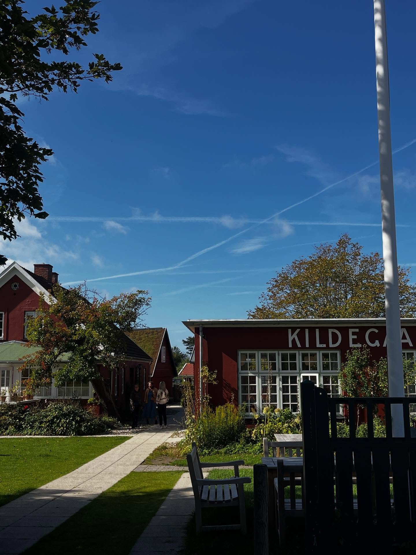 Vi er alts&aring; bare s&aring; heldige med det her vejr🌞 

Det bliver bare ved og ved - vi nyder hver eneste dag! 🍁✨