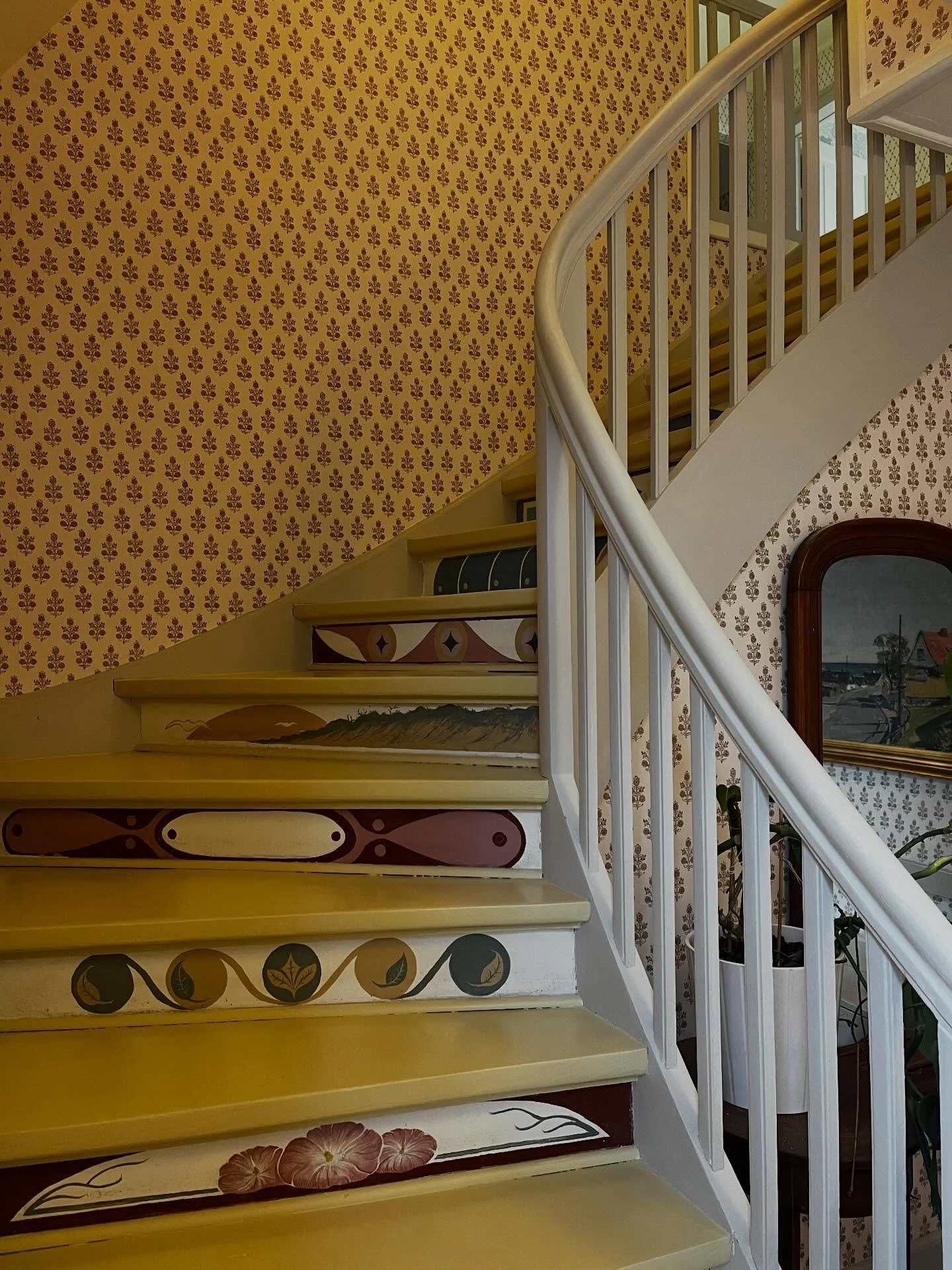 Den smukke h&aring;ndmalede trappe har f&aring;et et k&aelig;rligt l&oslash;ft med en frisk omgang maling. 🌟

@linolie.dk