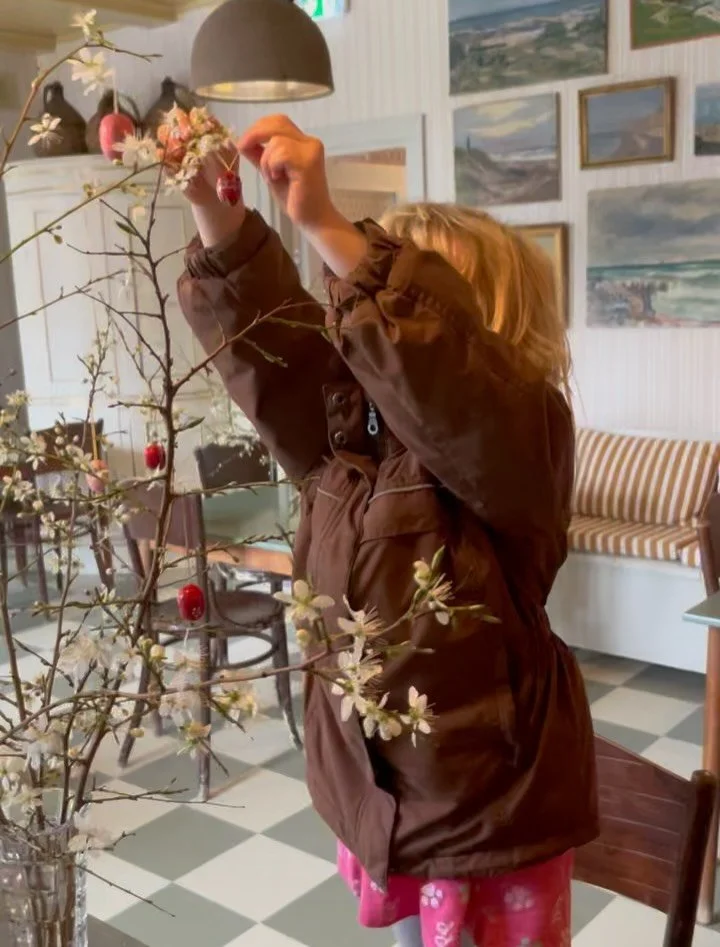 Vi har f&aring;et den allerbedste lille hj&aelig;lper til p&aring;skepynten 💛🐥