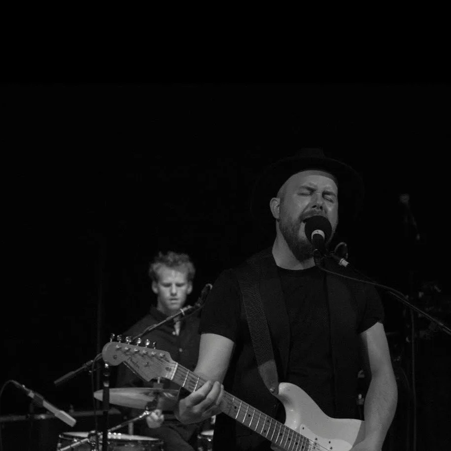 L&oslash;rdag d. 6. juni st&aring;r den p&aring; god mad, kolde drinks og dansegulv, der ikke st&aring;r stille 💃🕺

🍴 Menu:
* Ceviche med chili, koriander, lime, mango og for&aring;rsl&oslash;g
* Urtefarseret perleh&oslash;ne med gr&oslash;nne asp