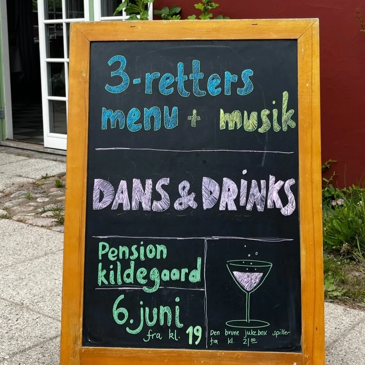 L&oslash;rdag d. 6. juni star den p&aring; god mad, kolde drinks og dansegulv, der ikke st&aring;r stille! 

Billetter bestilles p&aring; mail til booking@kildegaard-tisvildeleje.dk 💘

Vi spiser kl 19.00:
* Ceviche med chili, koriander, lime, mango 
