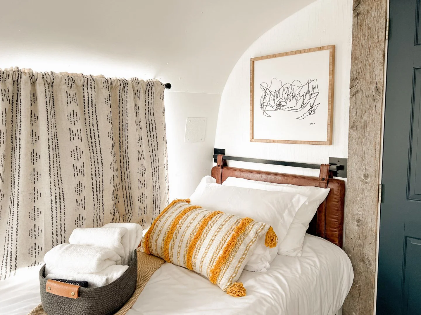 Nothing beats curling up in cozy sheets after a long travel day! Book your winter stay at Camp Eddy today❄⛄