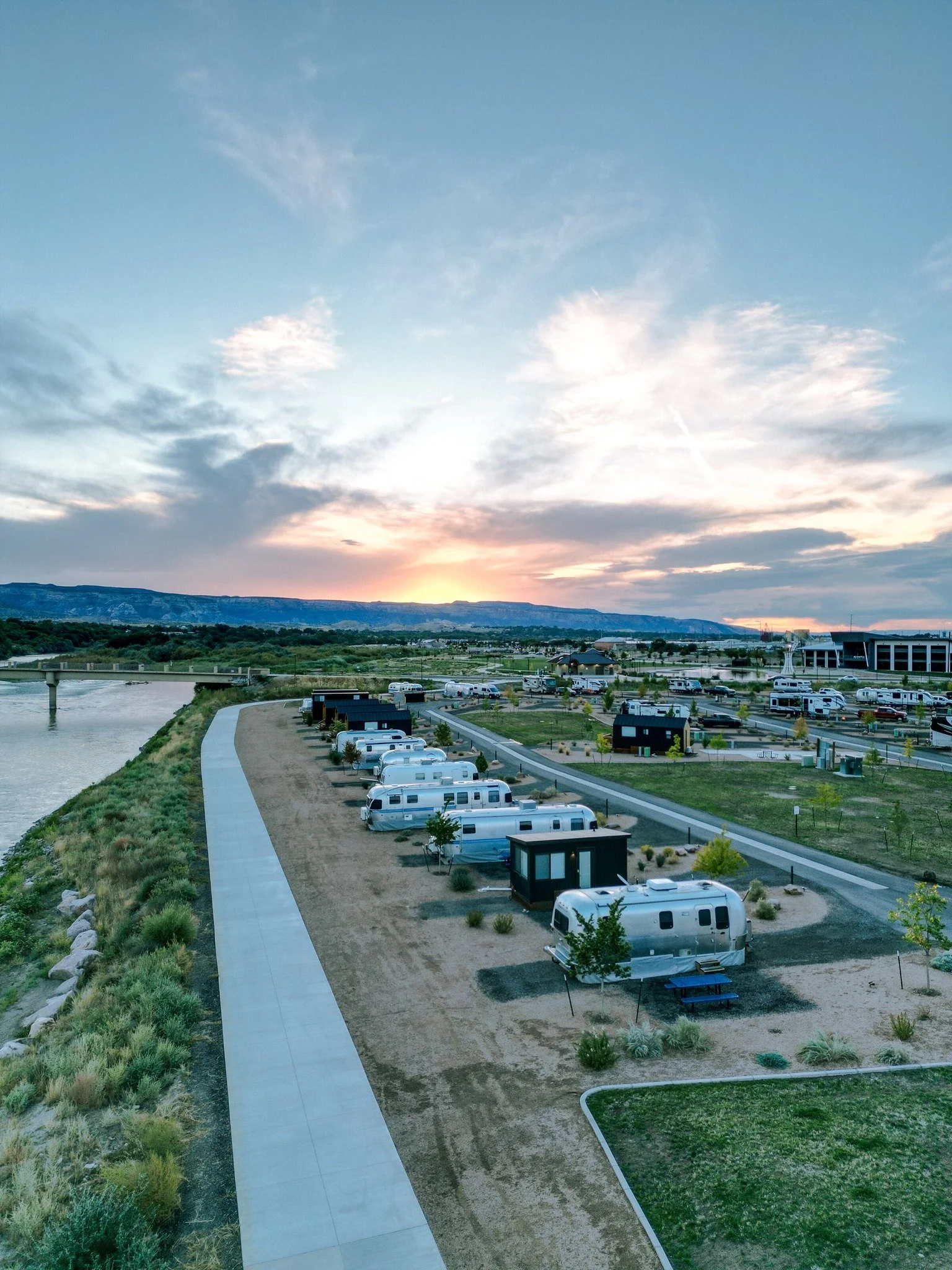 This view never gets old. ☀️
Whether you&rsquo;re glamping in a sleek Airstream, cozying up in a modern tiny home, or setting up at our full-hookup RV sites, Camp Eddy is your perfect riverside basecamp in Grand Junction. Who&rsquo;s ready for their 