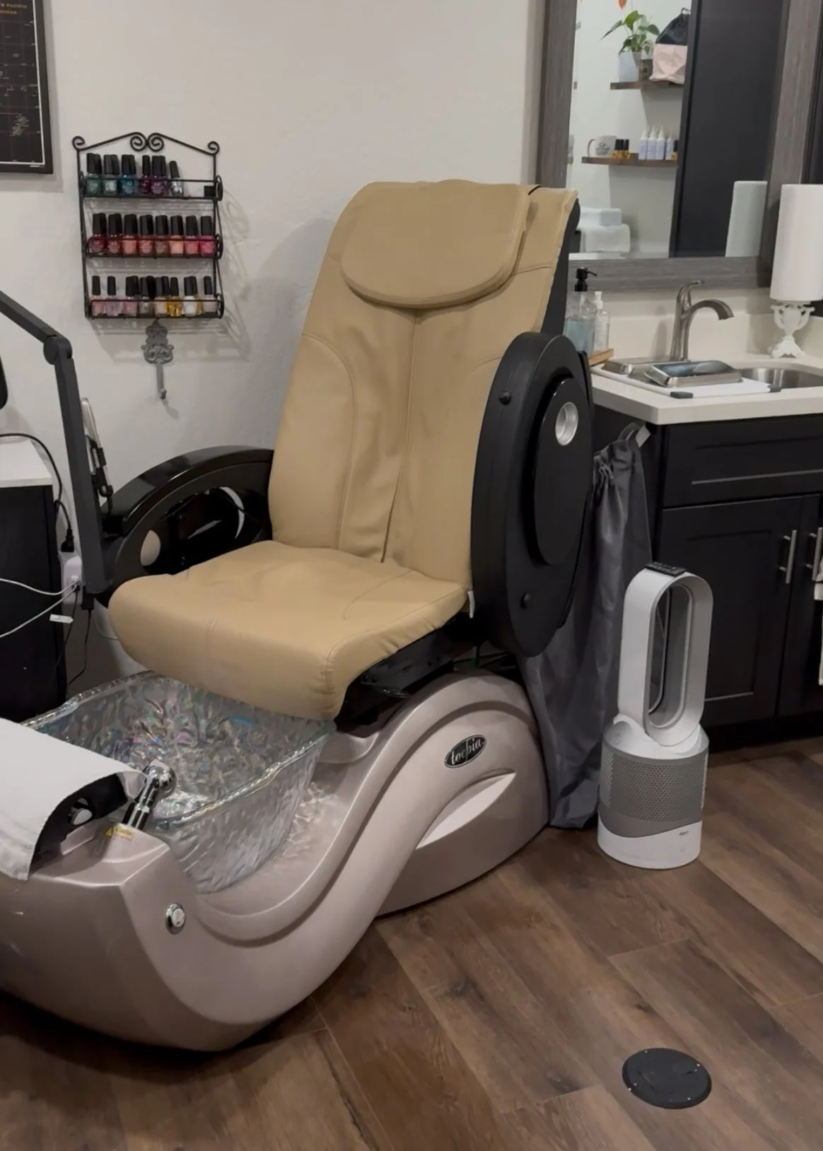 Compact pedicure tub for small salon spaces