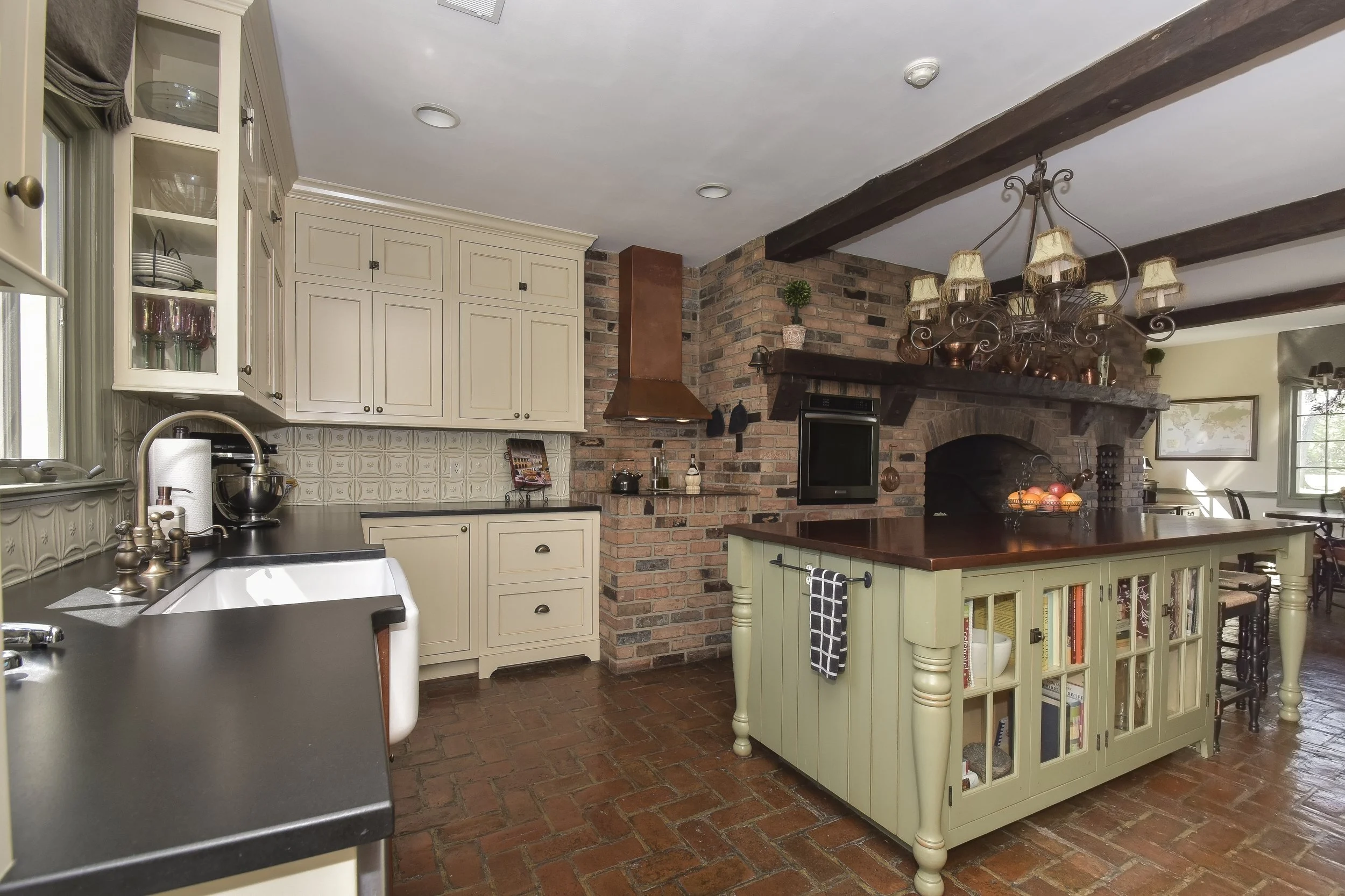 Regina kitchen 1.JPG