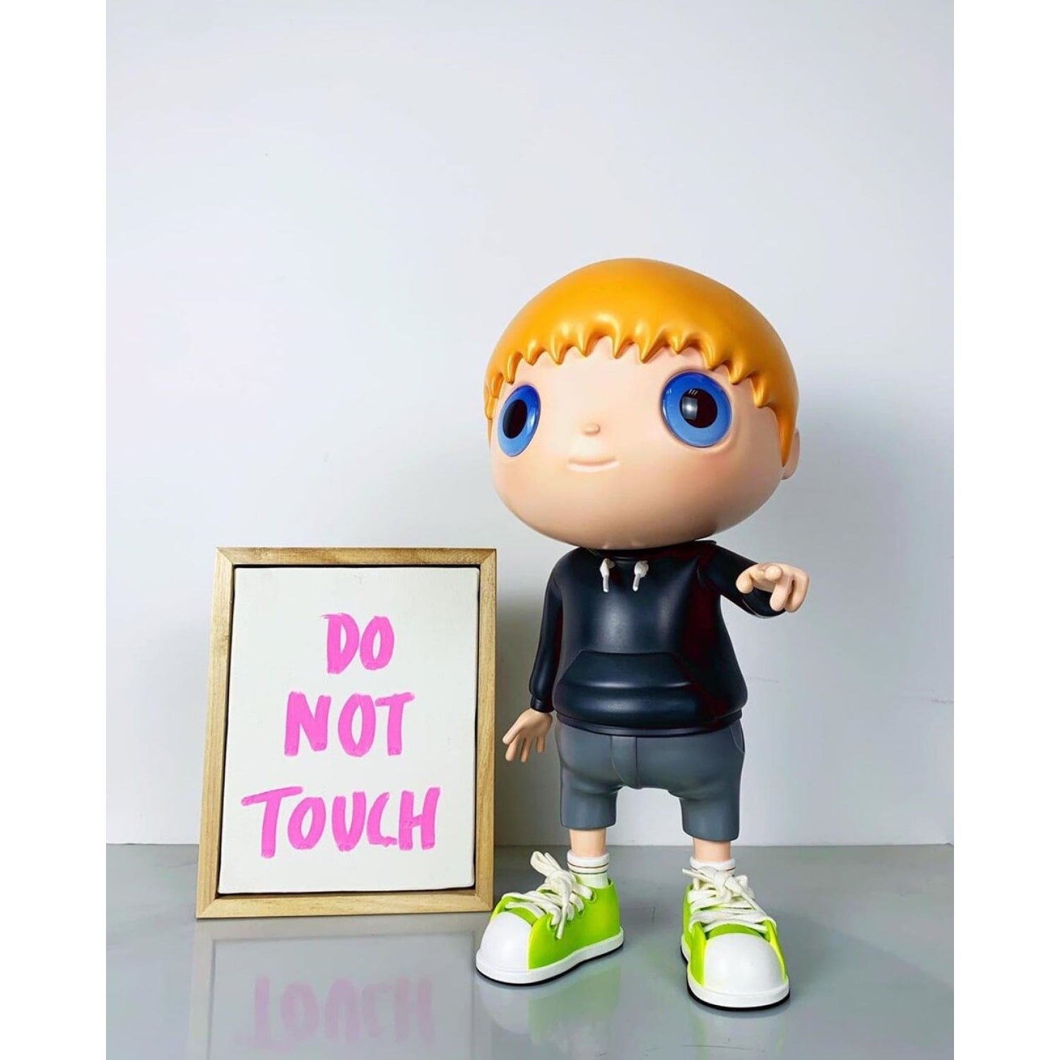 javier-calleja-do-not-touch-color-edition.jpg
