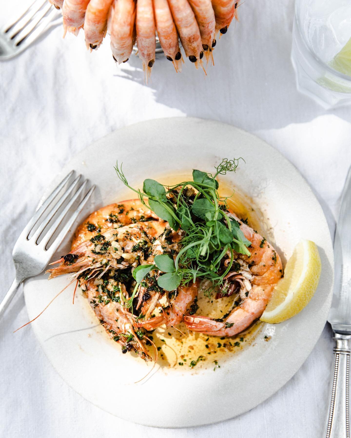 Prawns served 2 ways 🦐 our garlic prawns are pan fried in a mouthwatering garlic butter! Alongside our fresh pint of King Prawns, both served with classic crusty bread and butter. Nothing better! 

#kingprawns #kingprawn #garlicprawns #crustybread #