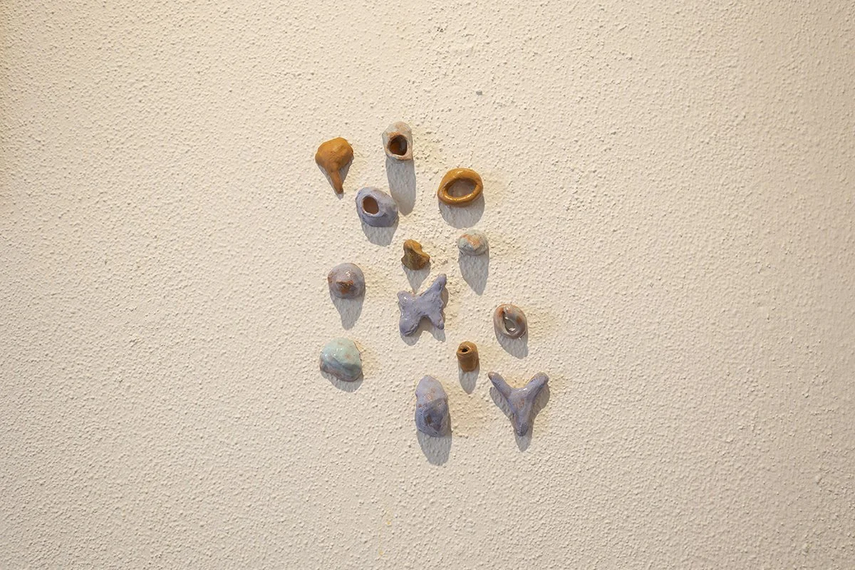 Serie pegoticos (2024)
Cerámica esmaltada
12 piezas de 4 x 4 cm cada una
US 200