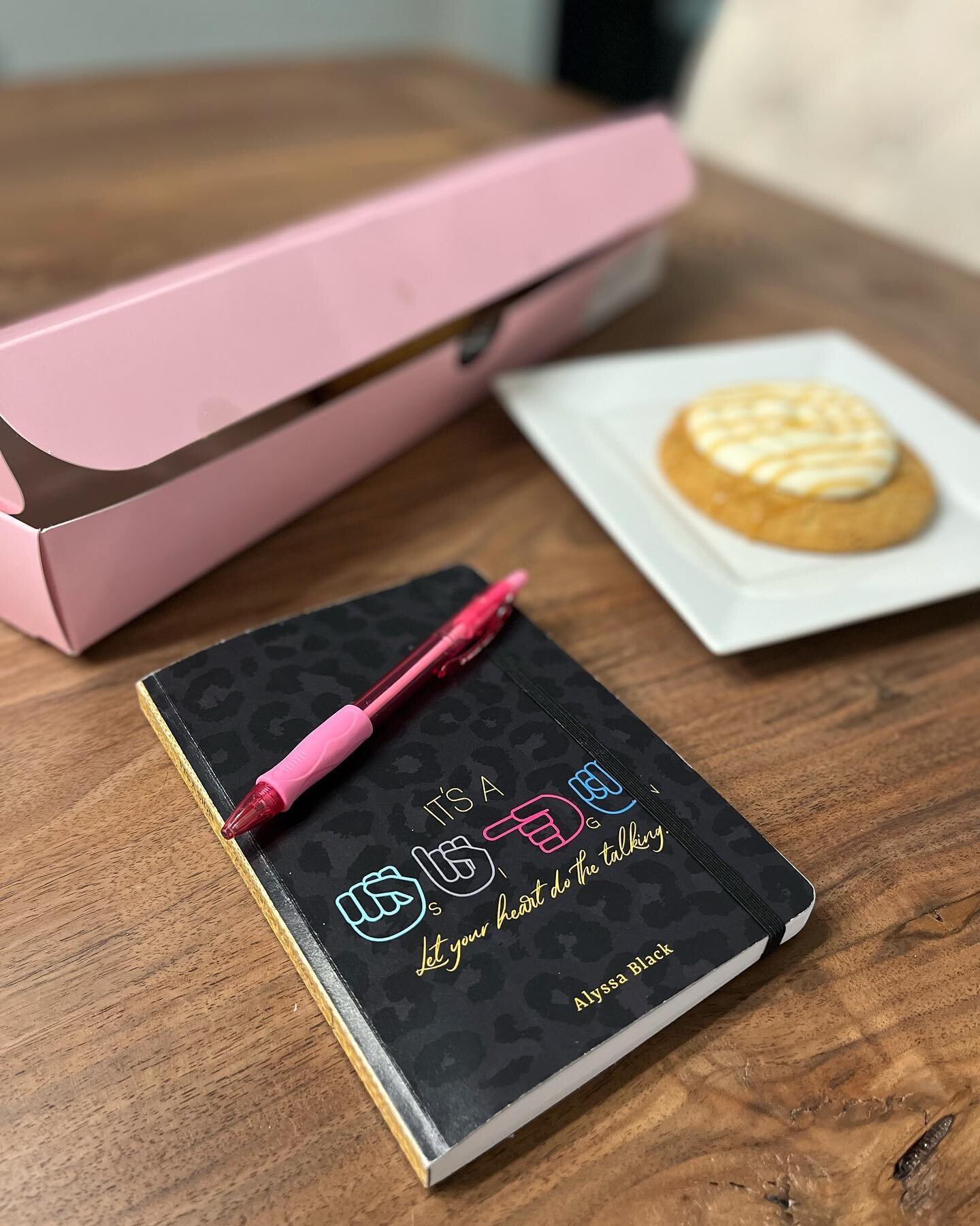 Some early morning gratitude to start the day: thankful for cookies for breakfast 🙃🍪🤟🏻❤️ 
.
.
.
#itsasign #asl #signlanguage #thankful #gratitude #practicegratitude #sunday #sundayfunday #weekend #weekendfun