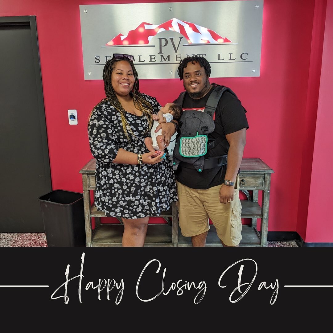 Getting right back into it after the holiday weekend with a big congratulations to Lesli, Kevin, and their adorable baby who got just got their keys!!

So glad we could help this beautiful family start their new beginning. 🤍🔑