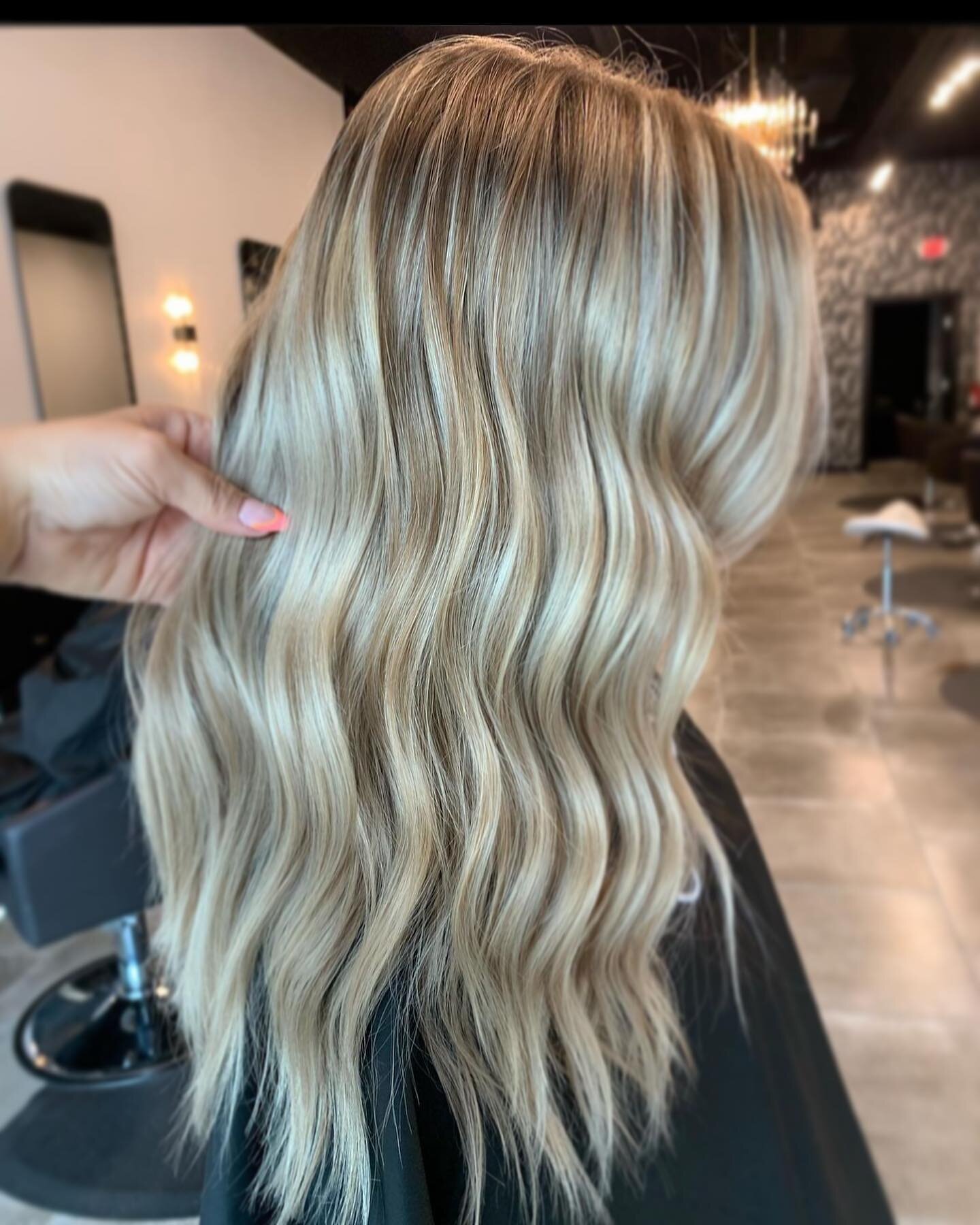 Happy Friday! 🤩 

This gorgeous color was created by @colored.by.chan