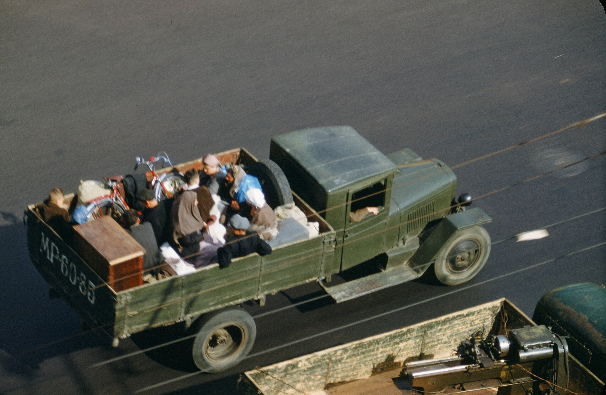 В военные годы переехали в. Машина в кузове грузовика. Люди в кузове грузовика. Грузовик с людьми.