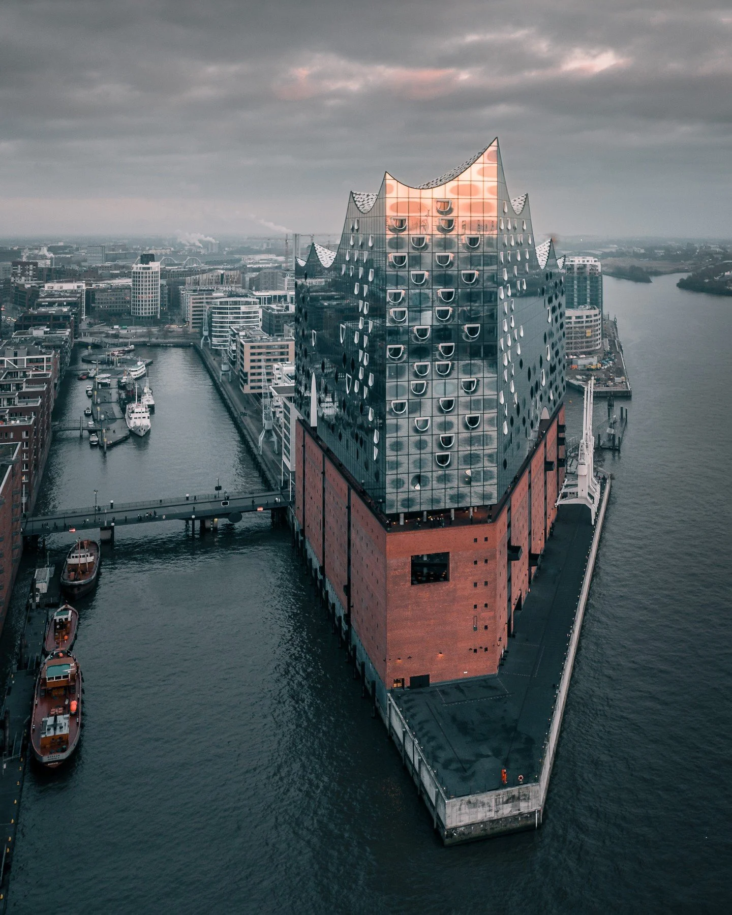 What Lord of the Rings reference does this sunset remind you of?
Dramatic Sunset at Elbphilharmonie &bull; Hamburg 2022
-
#frederikjjacobs 
.
.
.
#sunset
#moinmoinhamburg 
#deutschland 
#germany
#hamburg 
#hamburgcity 
#ig_hamburg 
#unserhamburg 
#el