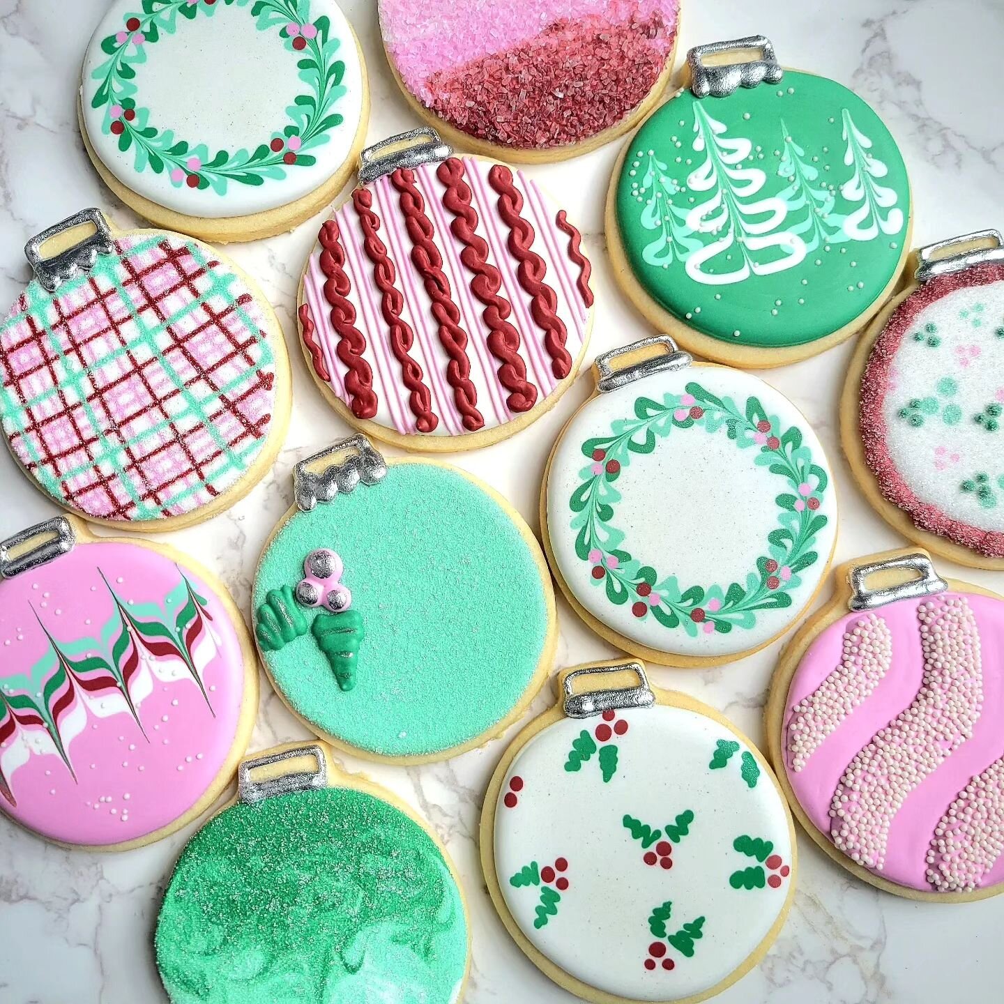 Sticking with my recent ornament theme, I'm re-sharing these beauties from last year! Which one is your favorite?
.
.
.
#homemade #baking #bakery #sugarcookies #cookies #edibleart #foodporn #dessertporn #desserts #decoratedcookies #christmascookies #