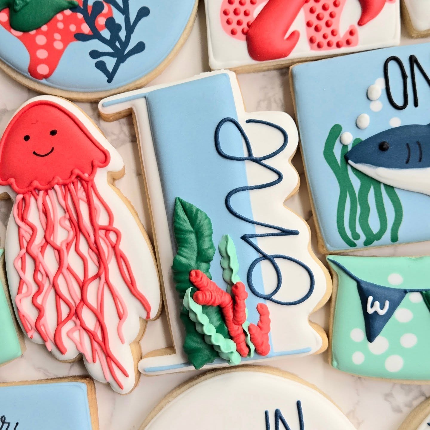 Soo many different textures in this set! Swipe for more ➡️
.
.
.
#homemade #baking #sugarcookies #royalicing  #cookies #cookiesofinstagram #decoratedcookies #dessertsofig #cookiesofig #edibleart #weddingcookies #birthdaycookies #bridalshowercookies #
