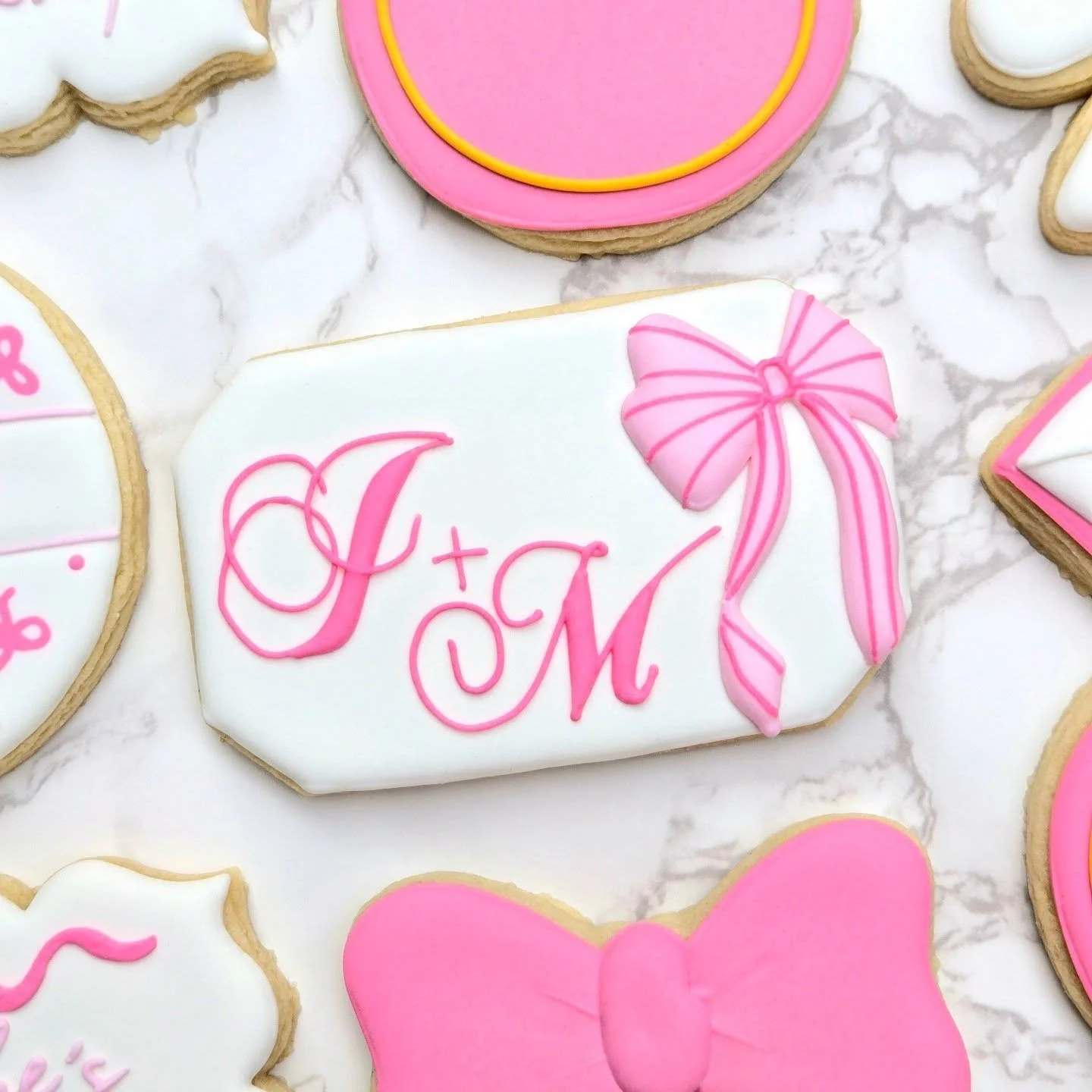 Took inspiration from one of the Cookie Greats, @hartworkcookieco for this design and I love how it turned out!
.
.
.
#homemade #baking #sugarcookies #royalicing  #cookies #cookiesofinstagram #decoratedcookies #dessertsofig #cookiesofig #edibleart #w