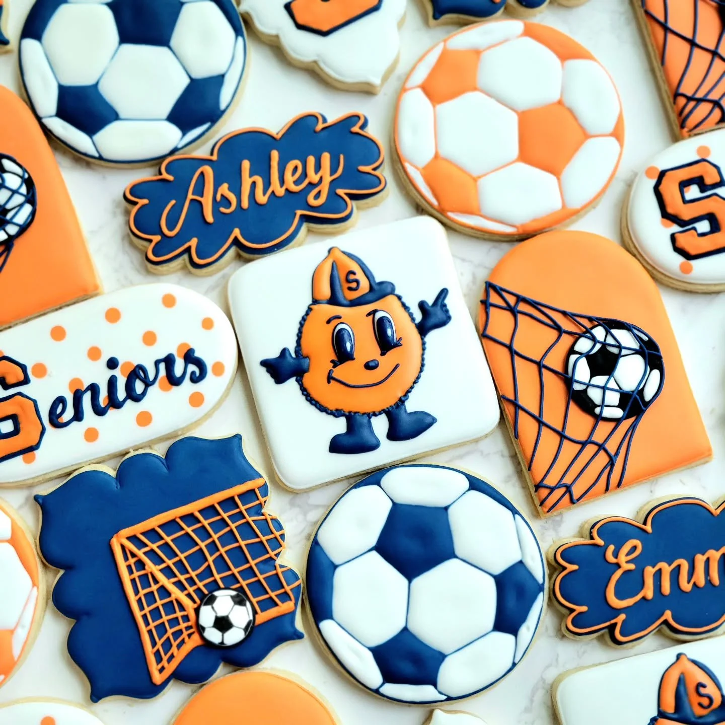 It's graduation season! I was on maternity leave for the majority of graduations so I'll share a few sets from previous years 🎓
.
.
.
#homemade #baking #sugarcookies #cookies #graduationcookies