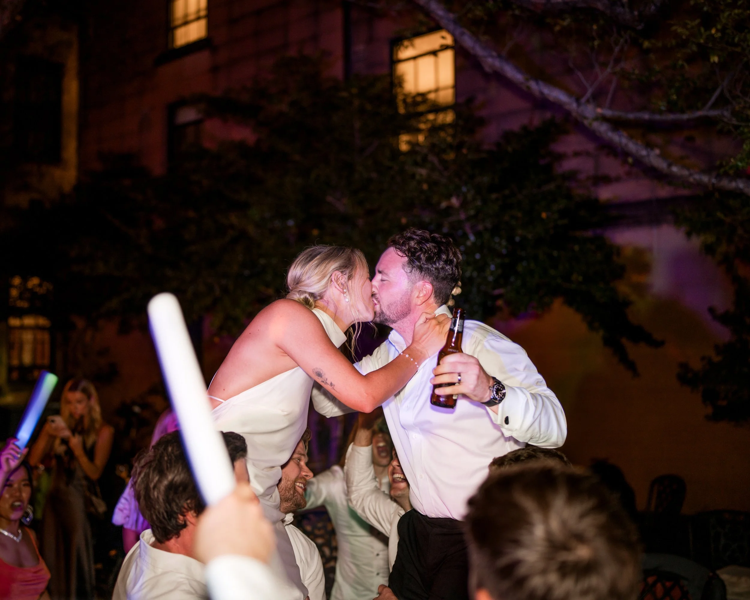 A dreamy Coogee Beach ceremony to a reception at the historic Victoria Barracks, Abbey and Joe’s day was the perfect blend of relaxed coastal vibes and timeless style. A white convertible Mustang added a touch of old-school cool to their portraits ef