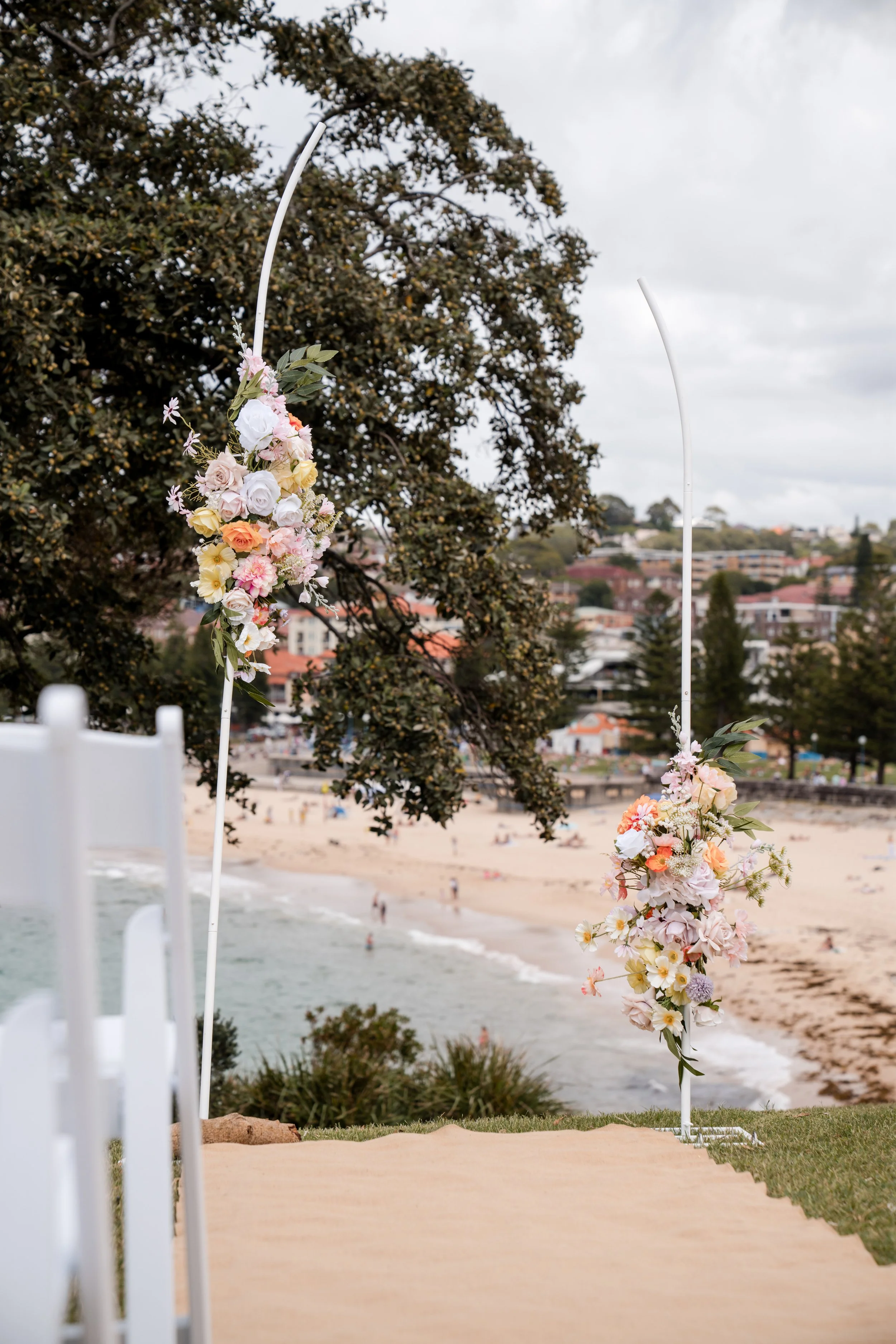 A dreamy Coogee Beach ceremony to a reception at the historic Victoria Barracks, Abbey and Joe’s day was the perfect blend of relaxed coastal vibes and timeless style. A white convertible Mustang added a touch of old-school cool to their portraits ef