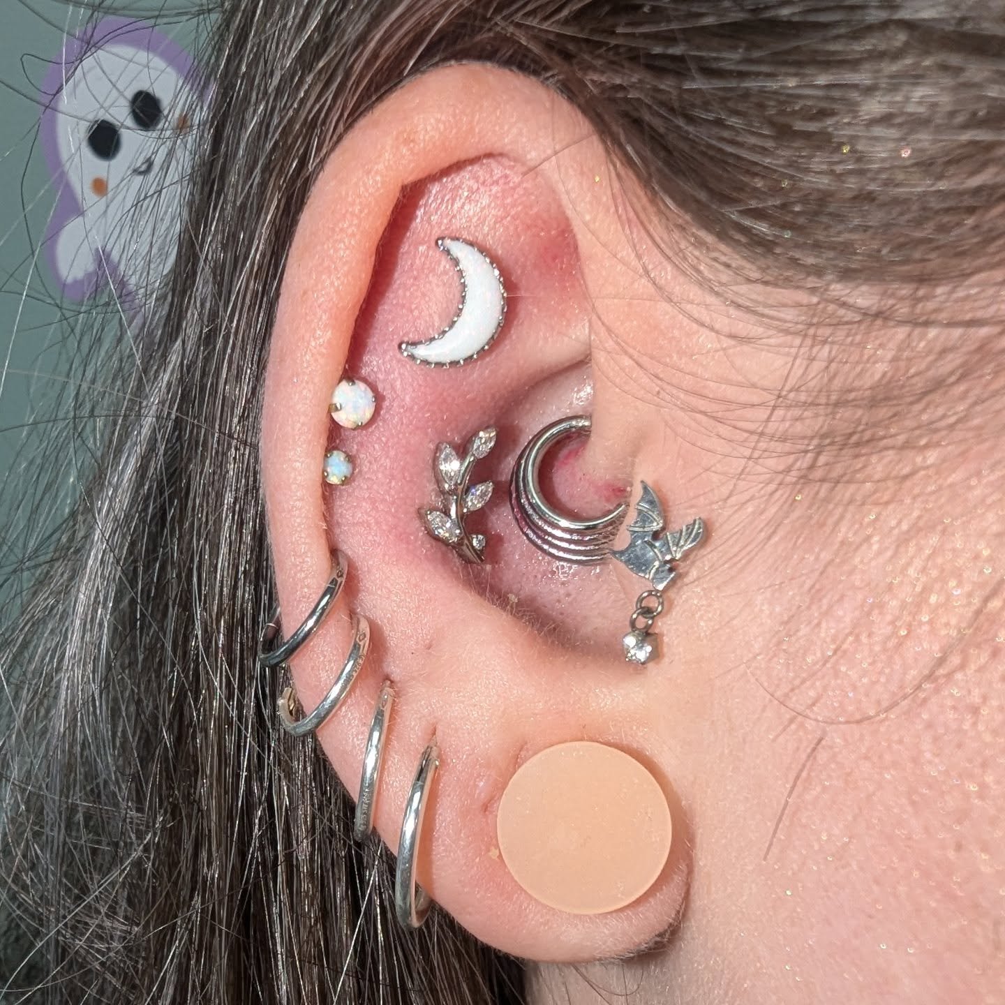 Moon flat and flower cluster in @mxg.ru conch. With a couple more upgrades 

If you're interested in coming in for a piercing. There is no appointment needed, you can just come into the shop while we are open. Any questions about piercings you can al