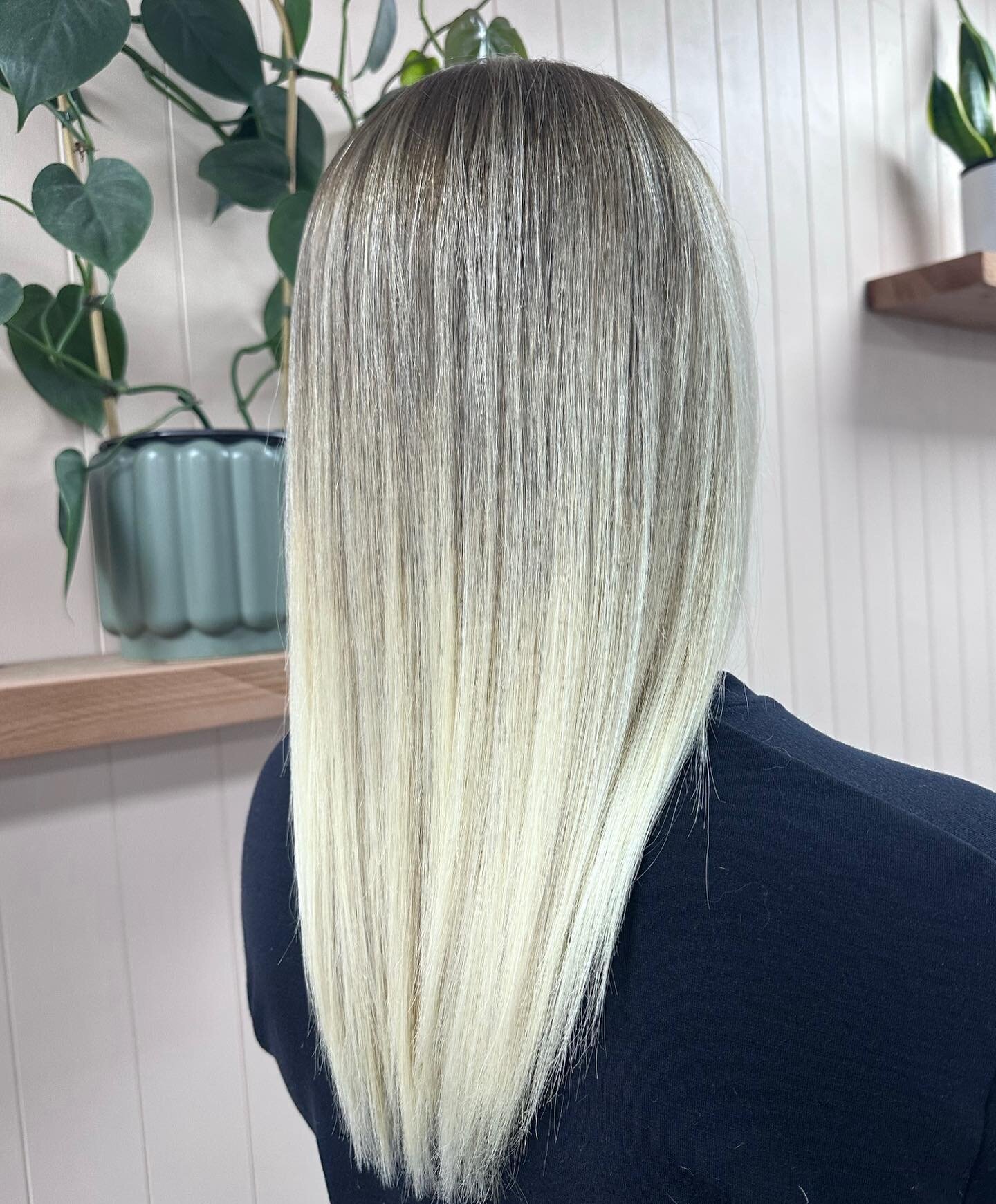 Emma is wanting to grow out her natural colour to add some more depth but wanted some more blonde around her face and to break up the regrowth line, plus make the blonde more creamy and bright!

So we did 8 super blonde framing foils, 6 shadow lights