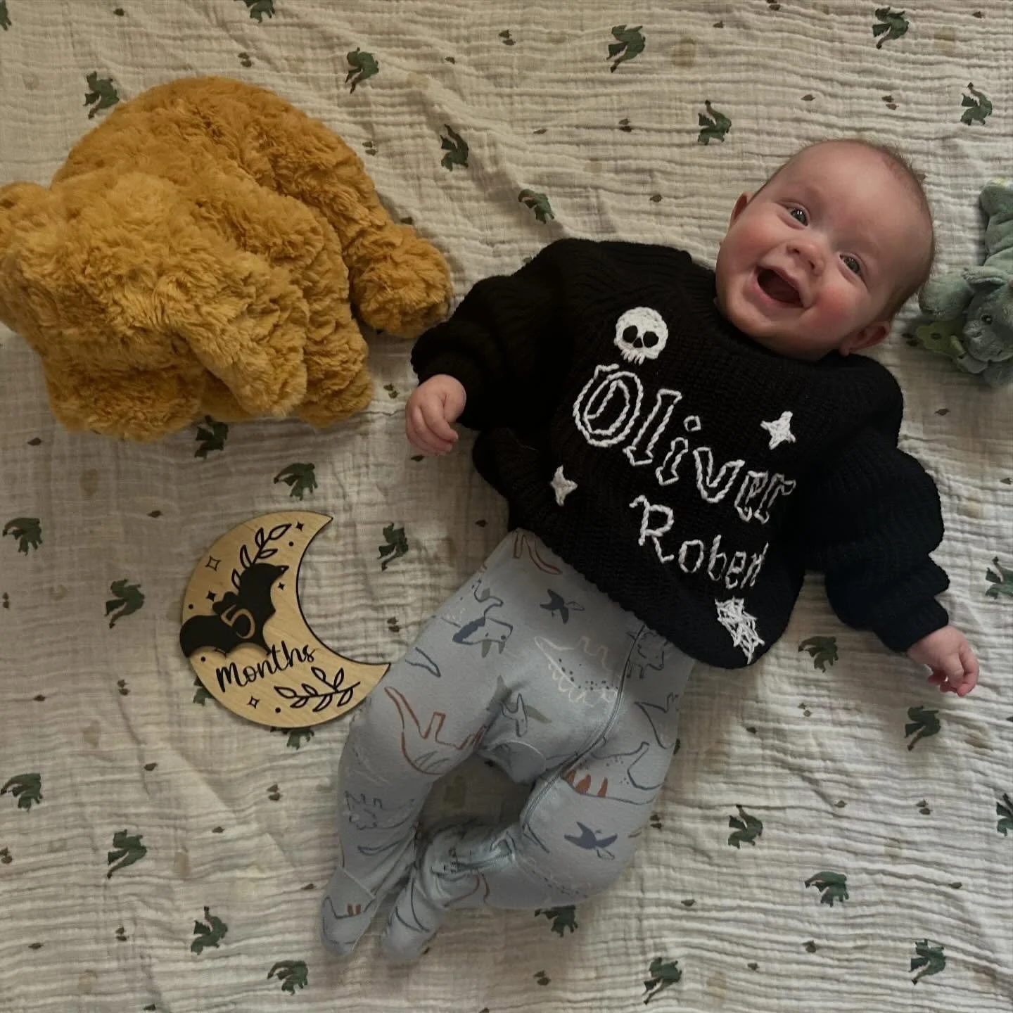 5 months of Ollie. ❤️

This month we started rolling and decided sleeping on our face isn&rsquo;t so scary - it&rsquo;s actually pretty comfy. 

We really like veggie pur&eacute;es and mashed potatoes. The jury is out on anything else so far. 

We&rs