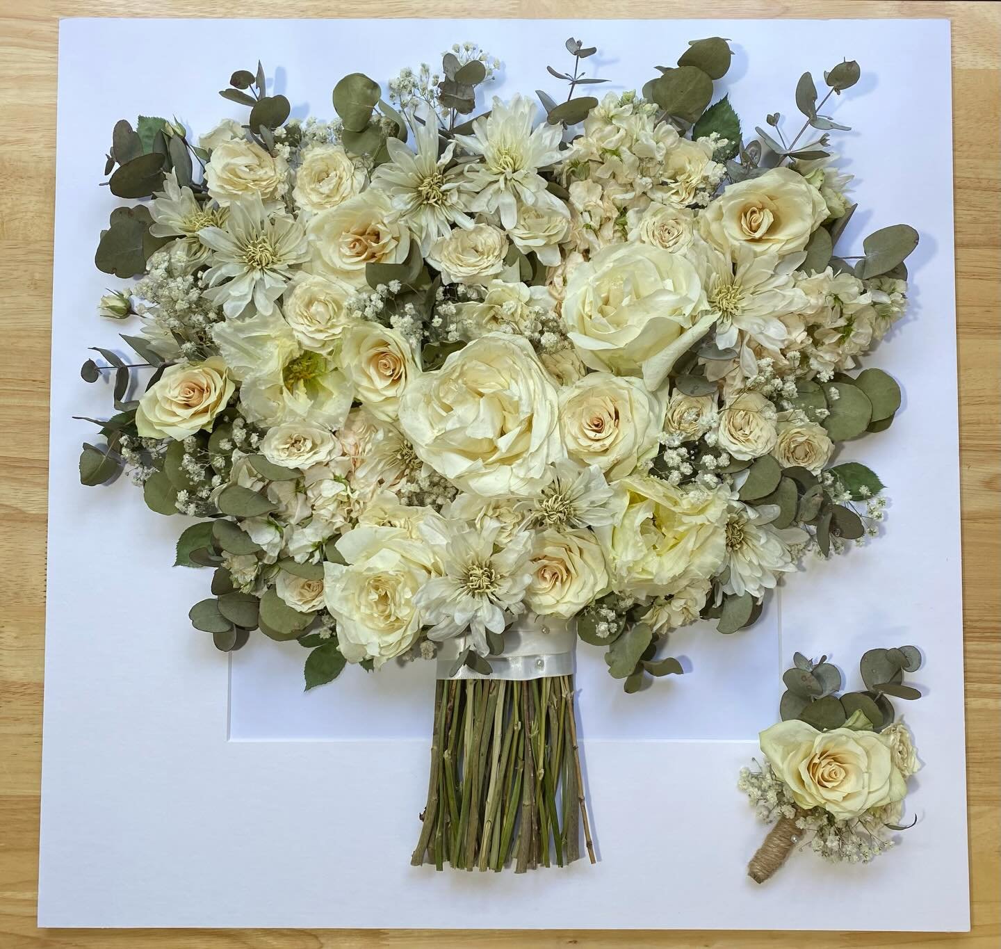 Katie&rsquo;s bouquet, forever as beautiful as the day she walked down the aisle. Featuring little details of her confetti, swipe to see ➡️🌸

Bookings/ info via Florpetalflorist.com 

#preservation #bouquetpreservation #bouquet #bridalbouquet #brida