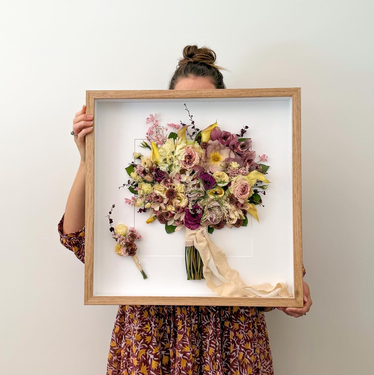 Where artistry meets luxury 💫
Danica&rsquo;s stunning florals, now transformed into an heirloom art display.

🌸Frame: The Lux in oak

🌸Florist: @fern.rd_ 

Bookings/ info florpetalflorist.com 

#preservation #bouquetpreservation #bouquet #bridalbo