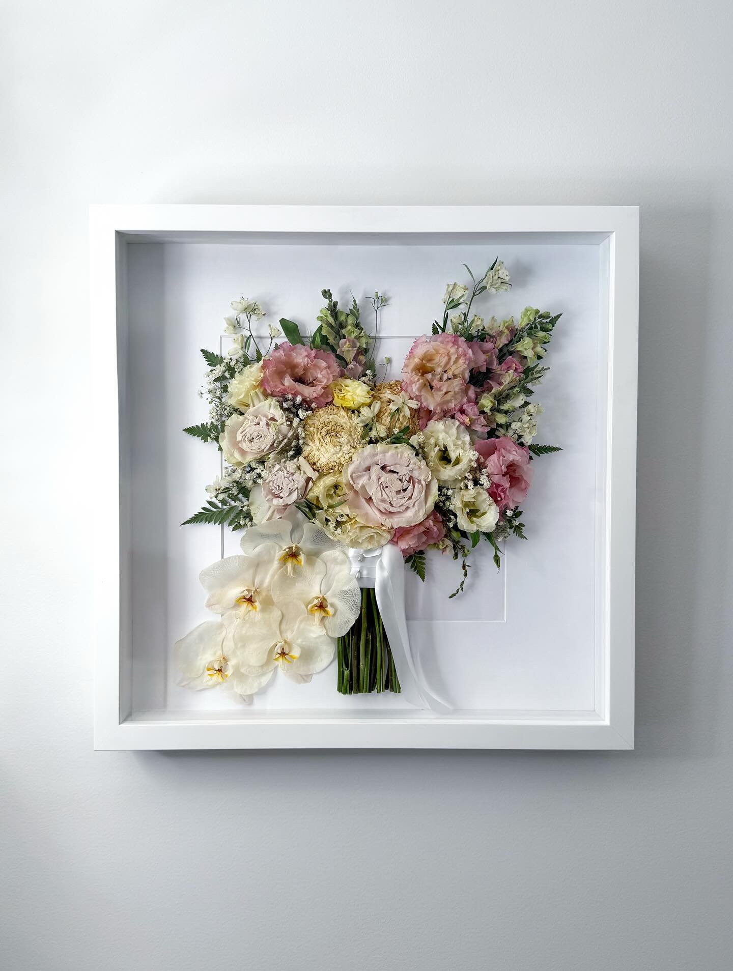From fresh, to forever 🌸

Maddie&rsquo;s stunning wedding bouquet captured in The Traditional, white frame. Swipe to see before ➡️

Bookings &amp; more info via florpetalflorist.com (link in bio) 

🌸 Original bouquet: @denisesflowerstudio 

#preser