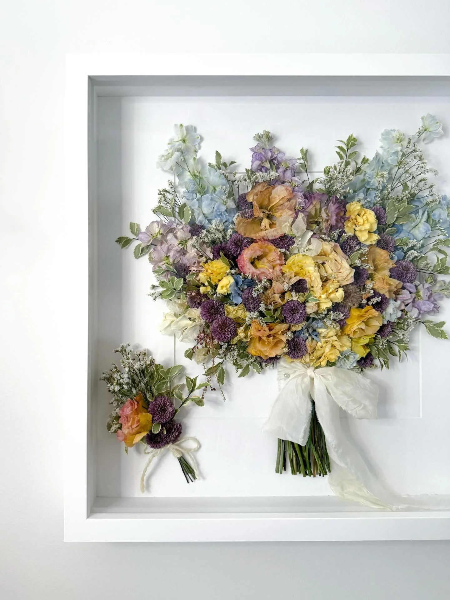 💍 The flowers she held on the happiest day of her life&hellip; now transformed into a forever keepsake 🤍

Vicki&rsquo;s gorgeous wedding flowers, now forever encapsulated 🌸

💐 Original bouquet: @thequirkybunch_ 
✨ Frame: The Traditional, in white